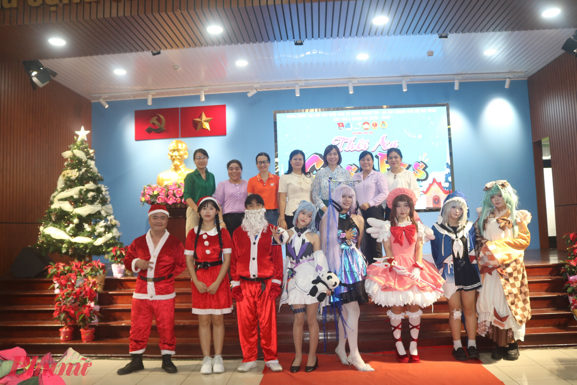 Phần thi hoá trang với các bộ trang phục trẻ trung, sáng tạo đã nhận được sự quan tâm, cổ vũ của đông đảo người dân và đại biểu dự lễ hội - Ảnh: Mẫn Nhi