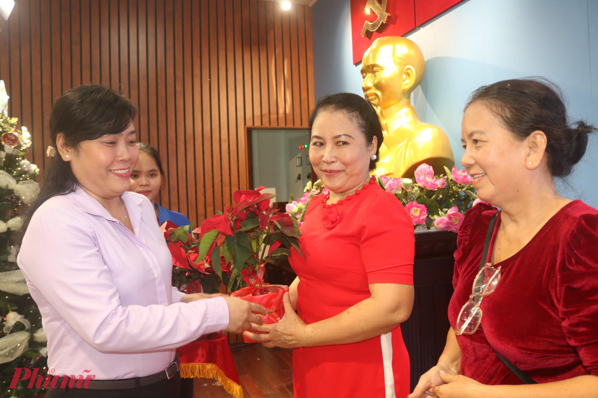 Bà Nguyễn Thị Nhung – Chủ tịch Ủy ban MTTQ Việt Nam phường Thới An – tặng chậu cây trạng nguyên cho các dì, các chị là cán bộ cơ sở theo đạo Công giáo, Tin lành. Phần quà nhỏ gửi gắm thông điệp mong mọi người cùng tích cực hưởng ứng phong trào xây dựng công trình “Thành phố muôn sắc hoa” bằng cách thực hiện thêm nhiều mảng xanh, công viên hoa đoàn kết, tuyến đường hoa nghĩa tình ở khu dân cư - Ảnh: Mẫn Nhi