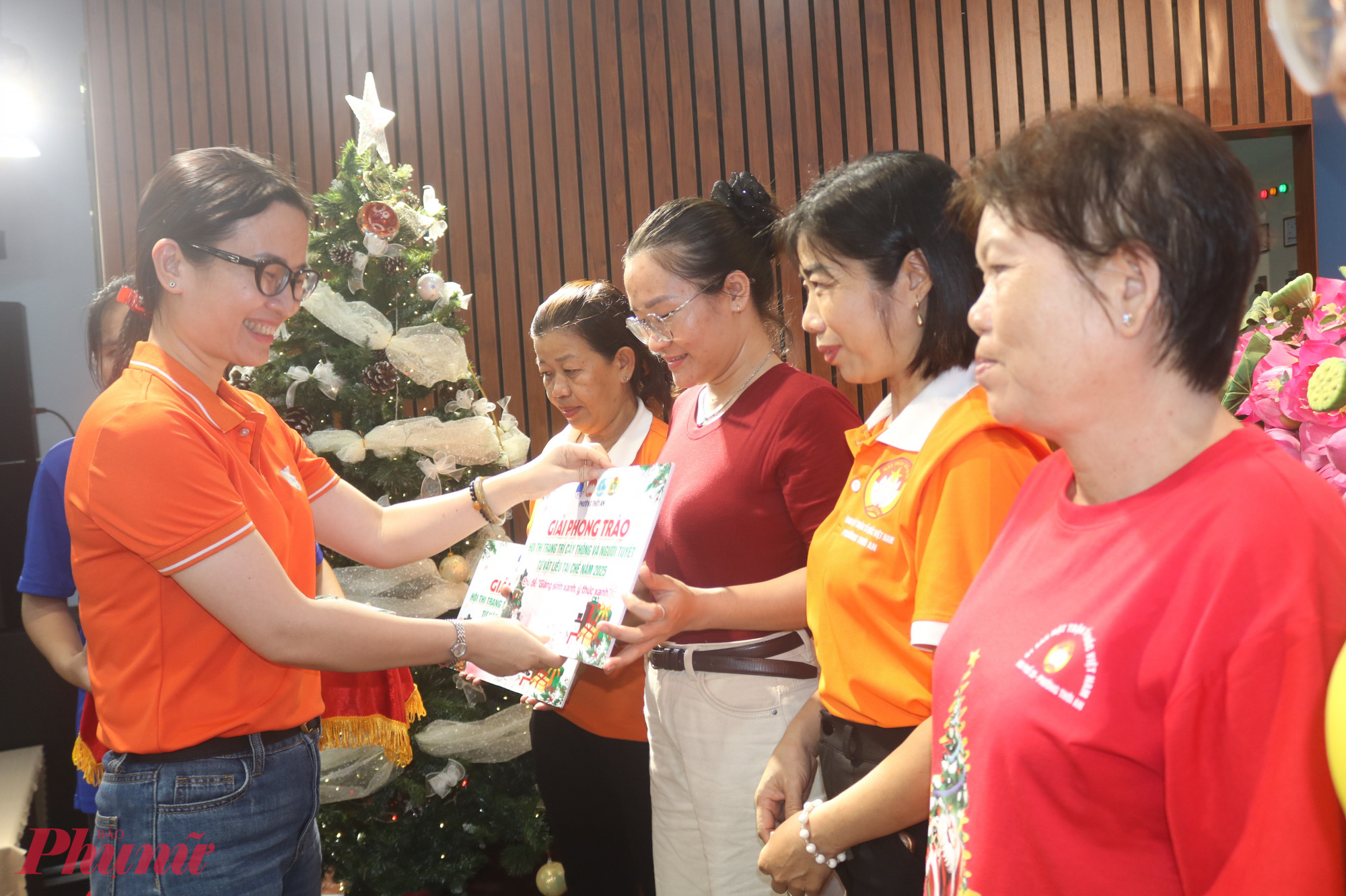 Bà Nguyễn Thị Thúy Vinh – Phó chủ tịch Ủy ban MTTQ Việt Nam phường Thới An, Chủ tịch Hội LHPN phường – trao giải đến đại diện các đội thi đạt giải phong trào của phần thi thiết kế, trang trí cây thông Giáng sinh và người tuyết - Ảnh: Mẫn Nhi