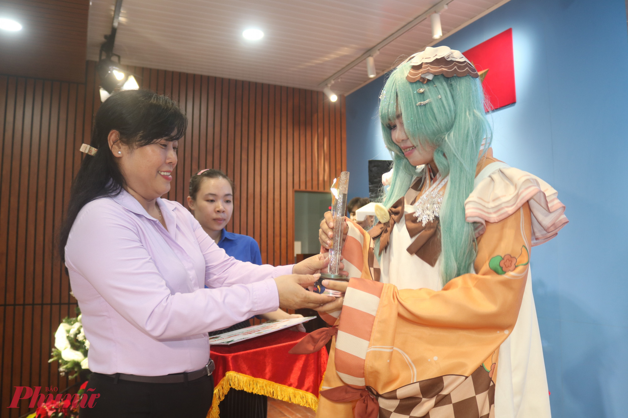 Bà Nguyễn Thị Nhung – Chủ tịch Ủy ban MTTQ Việt Nam phường Thới An – trao giải nhất phần thi hoá trang - Ảnh: Mẫn Nhi