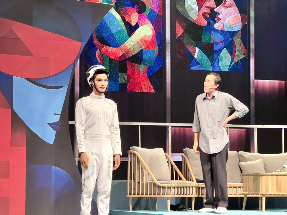 Robot giúp việc nhà - Mạc Văn Khoa khiến người xem cười nghiêng ngả  mỗi khi xuất hiện - ẢNH: B.A.