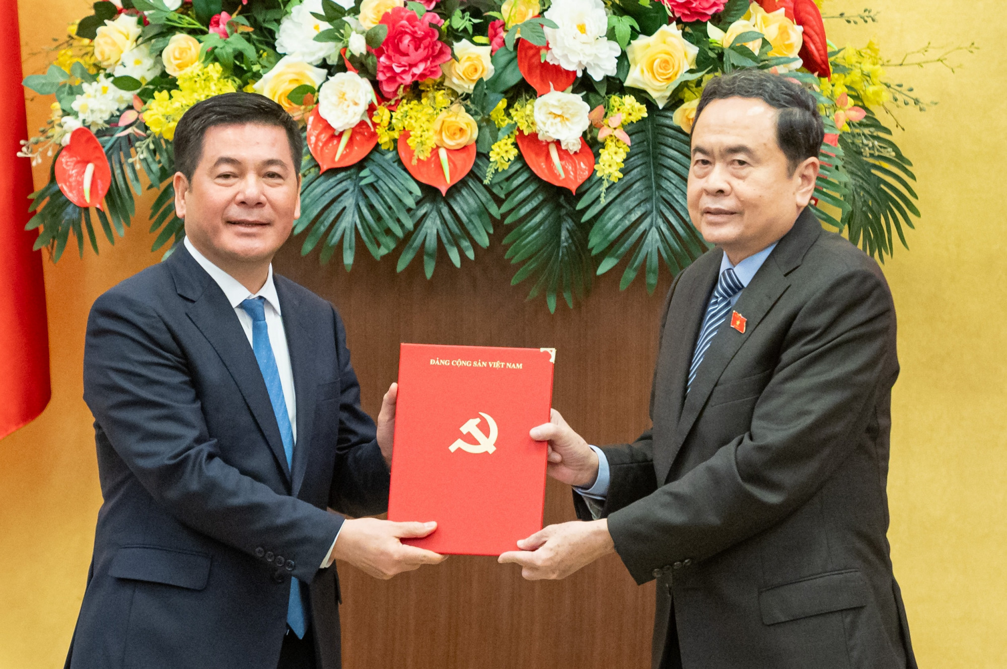 Chủ tịch Quốc hội Trần Thanh Mẫn trao quyết định cho ông Nguyễn Hồng Diên - ảnh: Phạm Thắng