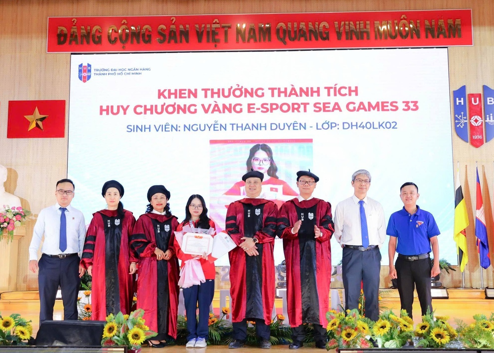 Trường đại học Ngân hàng TPHCM và các doanh nghiệp đồng hành cho VĐV Nguyễn Thanh Duyên lên đến 132 triệu đồng - Ảnh: HUB