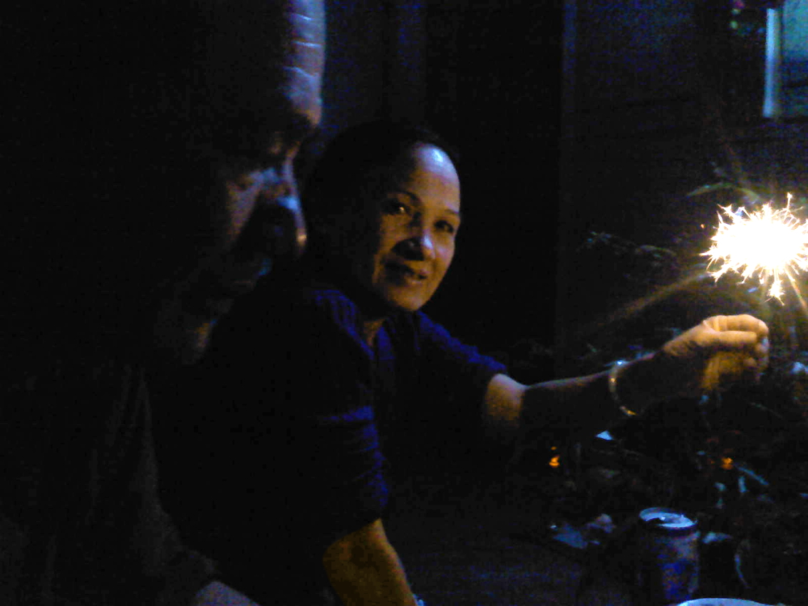 Cha mẹ tác giả cùng cây pháo sáng trong đêm Noel nhiều năm trước - Ảnh do tác giả cung cấp 