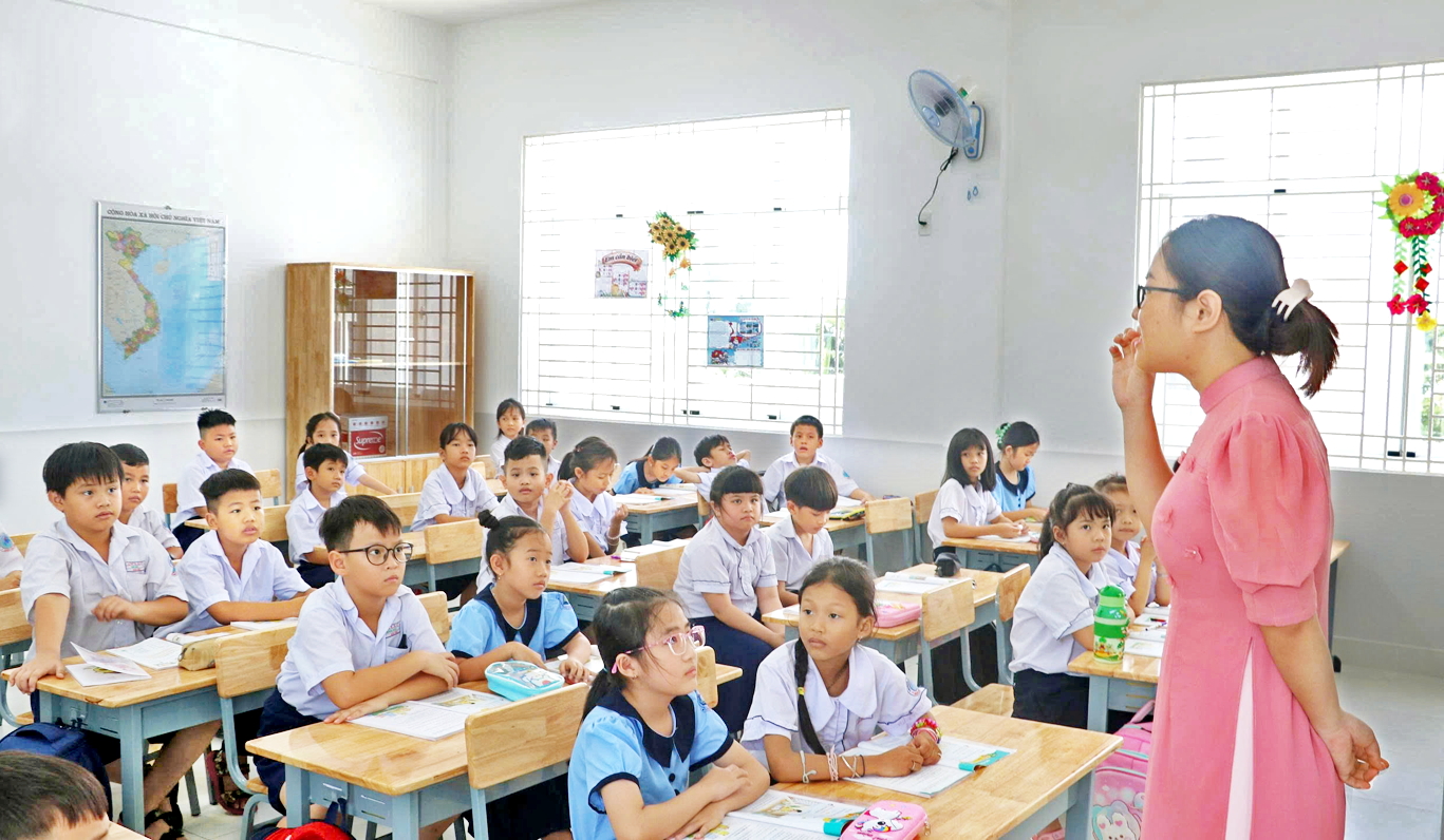 Học sinh lớp Ba Trường tiểu học Đinh Công Tráng (phường An Lạc, TPHCM) trong giờ học môn tiếng Việt