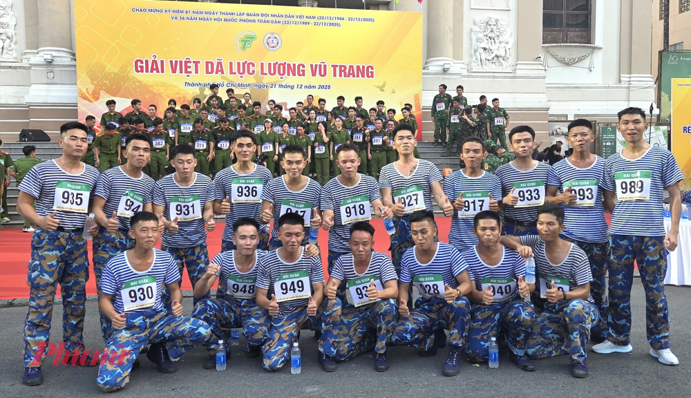Niềm vui của các chiến sĩ trẻ khi hoàn thành cự ly dự thi.