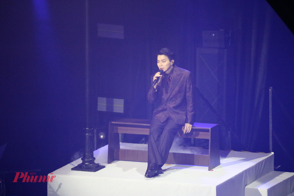 Nam ca sĩ có những giây phút trải lòng cùng khán giả trong đêm nhackj