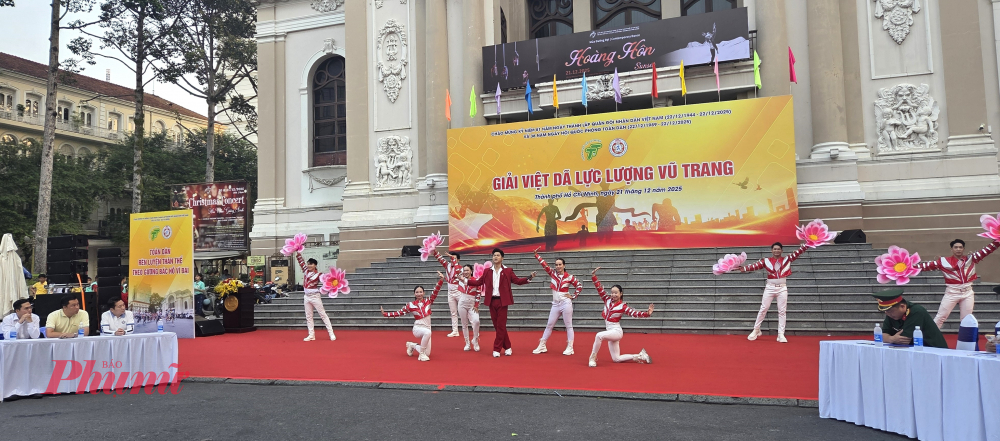 Tiết mục văn nghệ chào mừng khai mạc giải Việt dã Lực lượng vũ trang 2025.