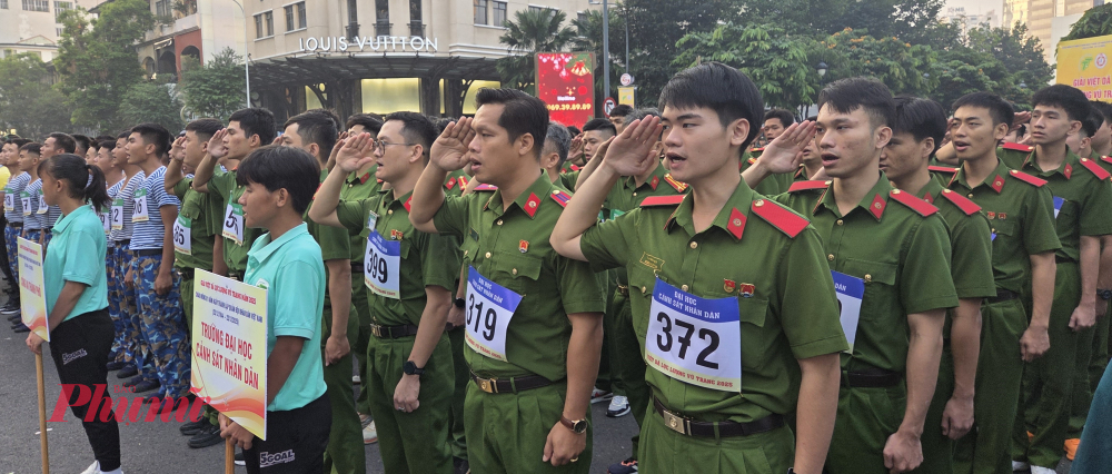 Các chiến sĩ làm lễ chào cờ trước giờ xuất phát.