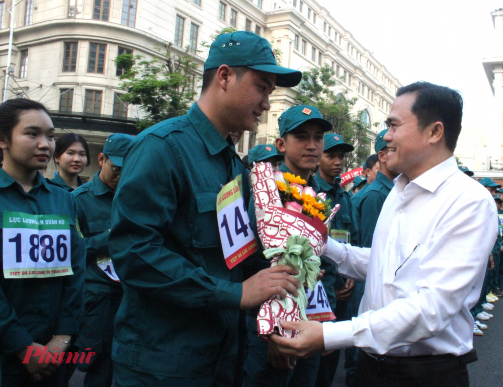 Trưởng Ban Văn hóa - Xã hội HĐND TPHCM Cao Thanh Bình tặng hoa cho đại diện vận động viên dự giải.
