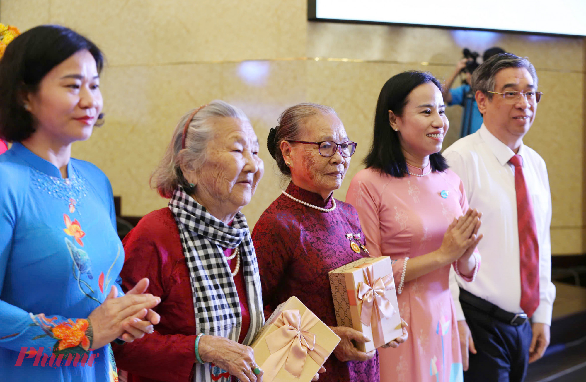 Lãnh đạo Hội LHPN Việt Nam, lãnh đạo Thành ủy - Ủy ban MTTQ Việt Nam TPHCM, lãnh đạo Hội LHPN Việt Nam TPHCM - tặng quà Mẹ Việt Nam anh hùng tại Đại hợi 