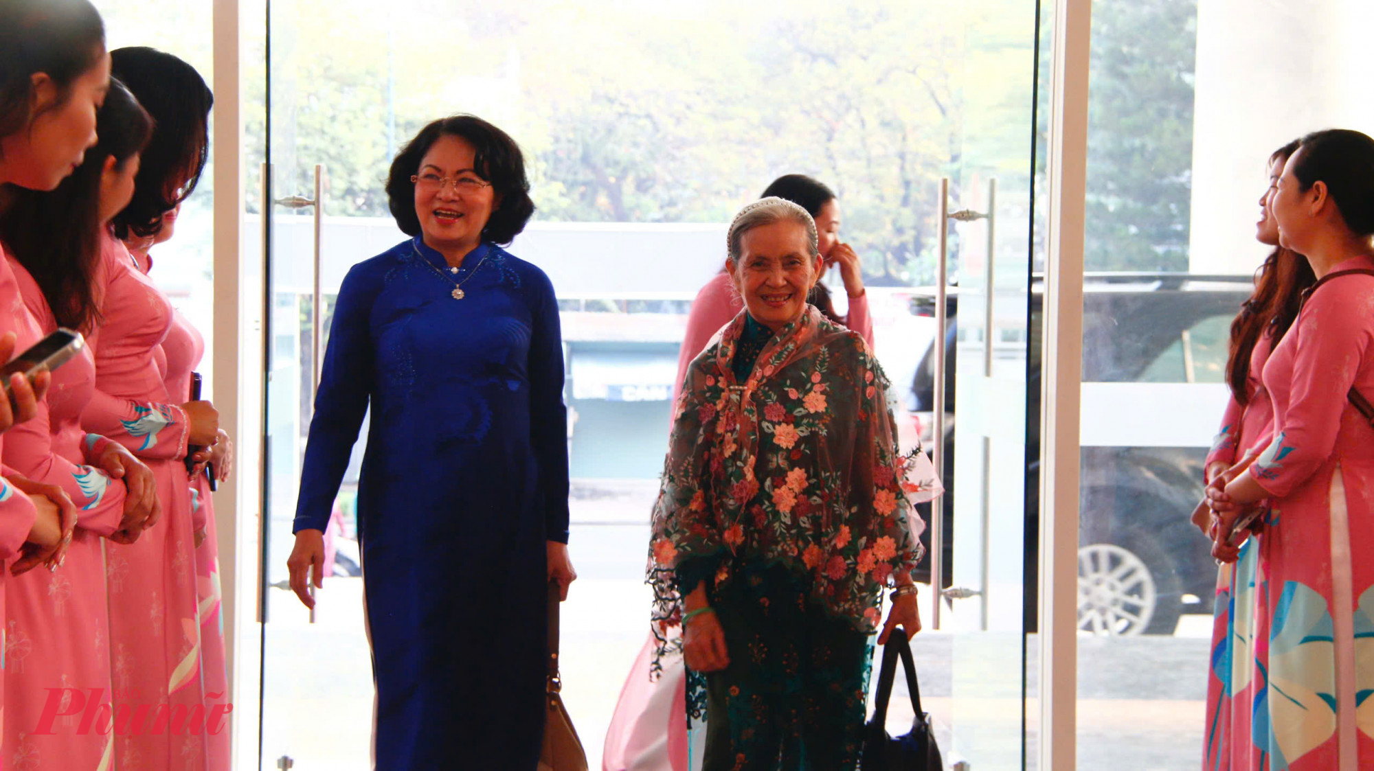 bà Đặng Thị Ngọc Thịnh - nguyên Ủy viên Trung ương Đảng, nguyên Phó chủ tịch nước cùng các đại biểu là nguyên lãnh đạo, lãnh đạo Đảng, Nhà nước