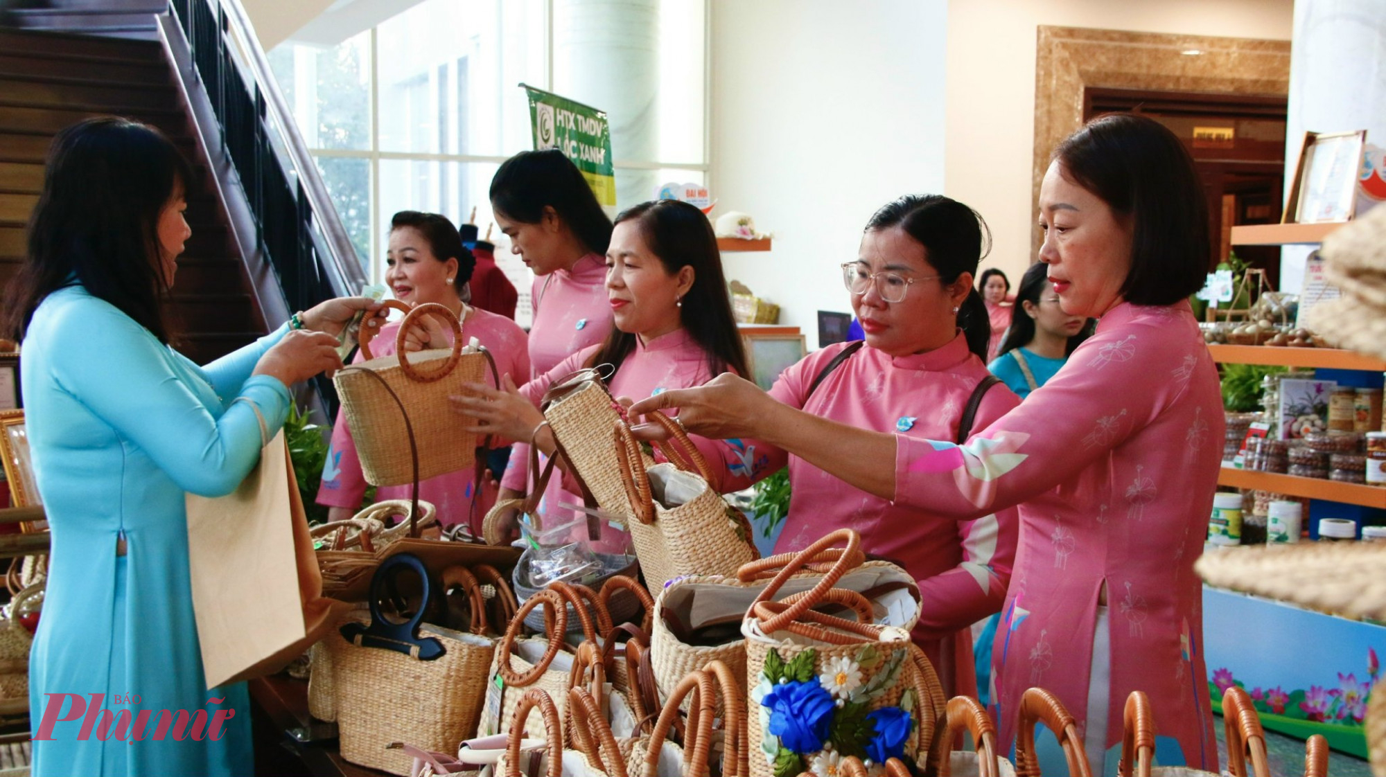 Đại biểu tham quan gian hàng giới thiệu sản phẩm phụ nữ khởi nghiệp tại Đại hội 