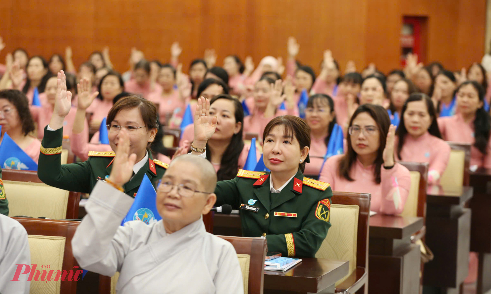 Các đại biểu tham gia biểu quyết thông qua các nội dung tại Đại hội 