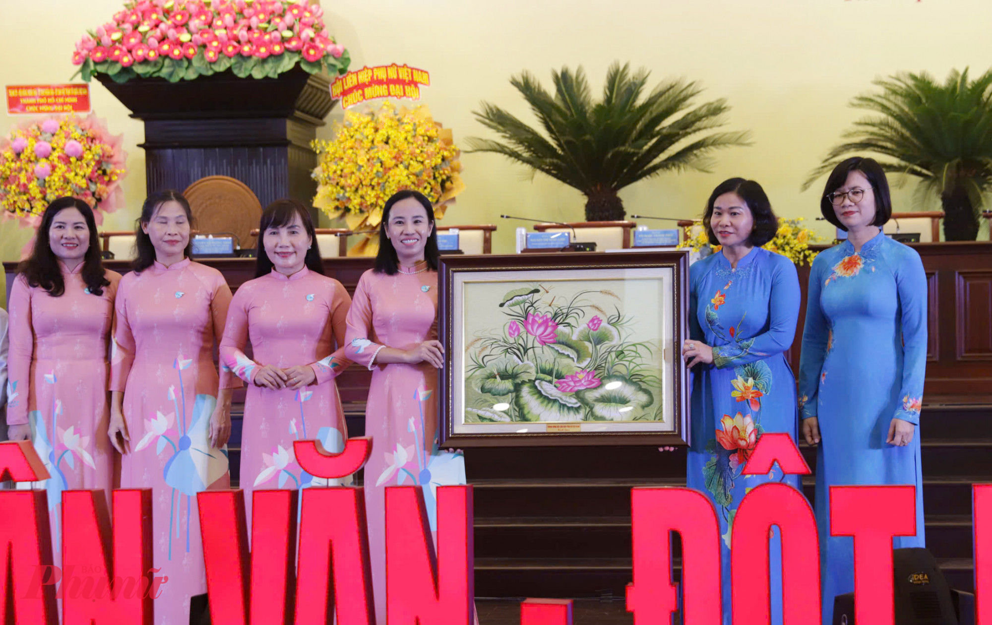 Nhân dịp này, Đoàn Chủ tịch Trung ương Hội Liên hiệp Phụ nữ Việt Nam gửi tới Đại hội bức tranh thêu hoa sen
