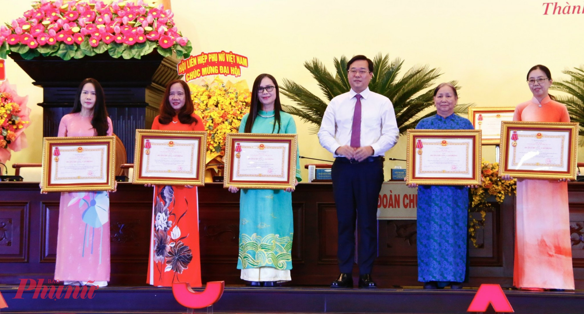 Ông Lê Quốc Phong - Phó bí thư Thường trực Thành ủy TPHCM - trao Huân chương Lao động hạng Nhì và Ba cho 5 cá nhân đã có thành tích xuất sắc, góp phần tích cực vào sự nghiệp xây dựng chủ nghĩa xã hội và bảo vệ Tổ quốc