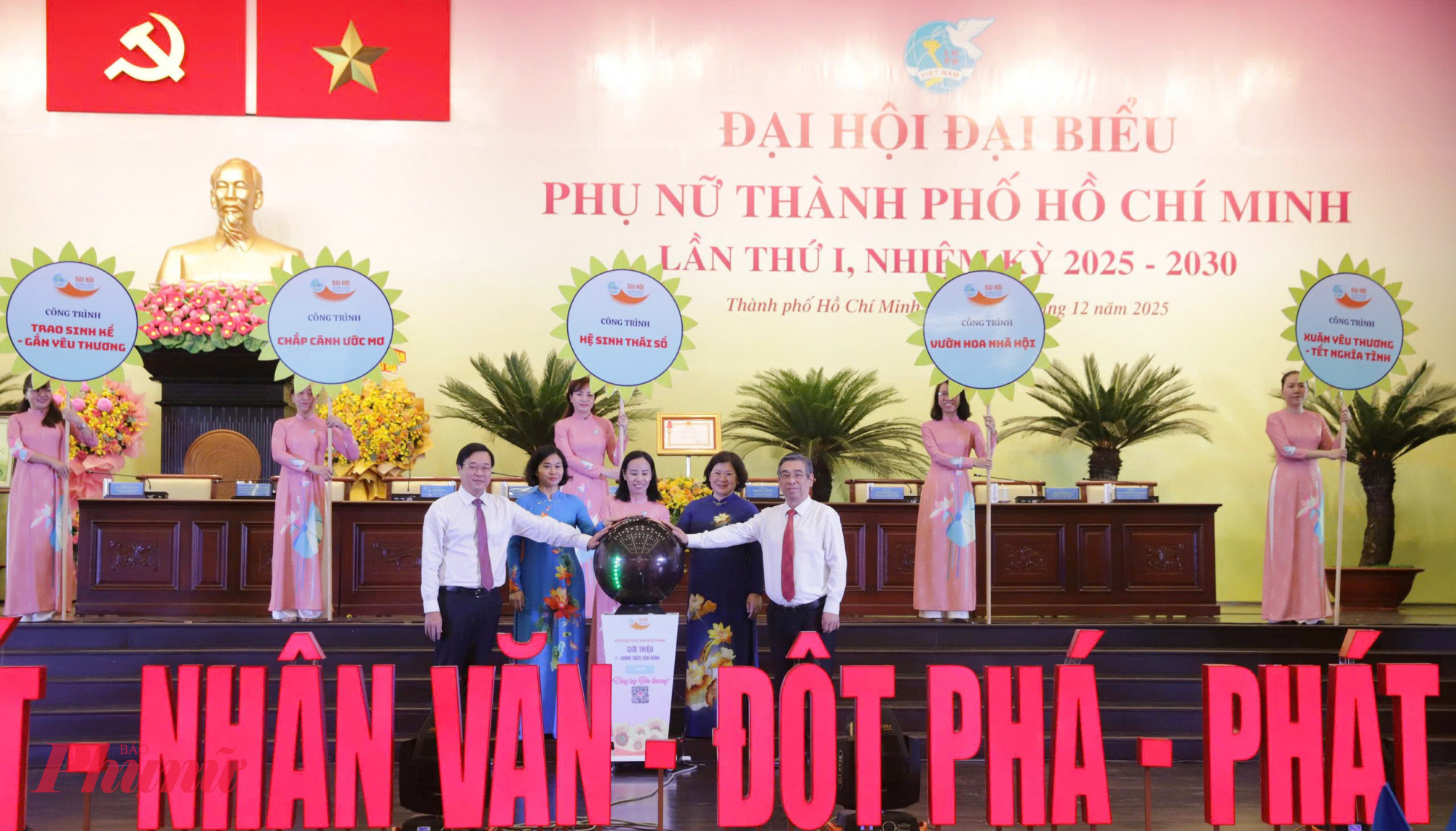 Tại Đại hội, Hội Liên hiệp Phụ nữ Thành phố ra mắt giới thiệu phần mềm “Vòng tay yêu thương” nhằm hưởng ứng thực hiện công trình “Hệ sinh thái số”