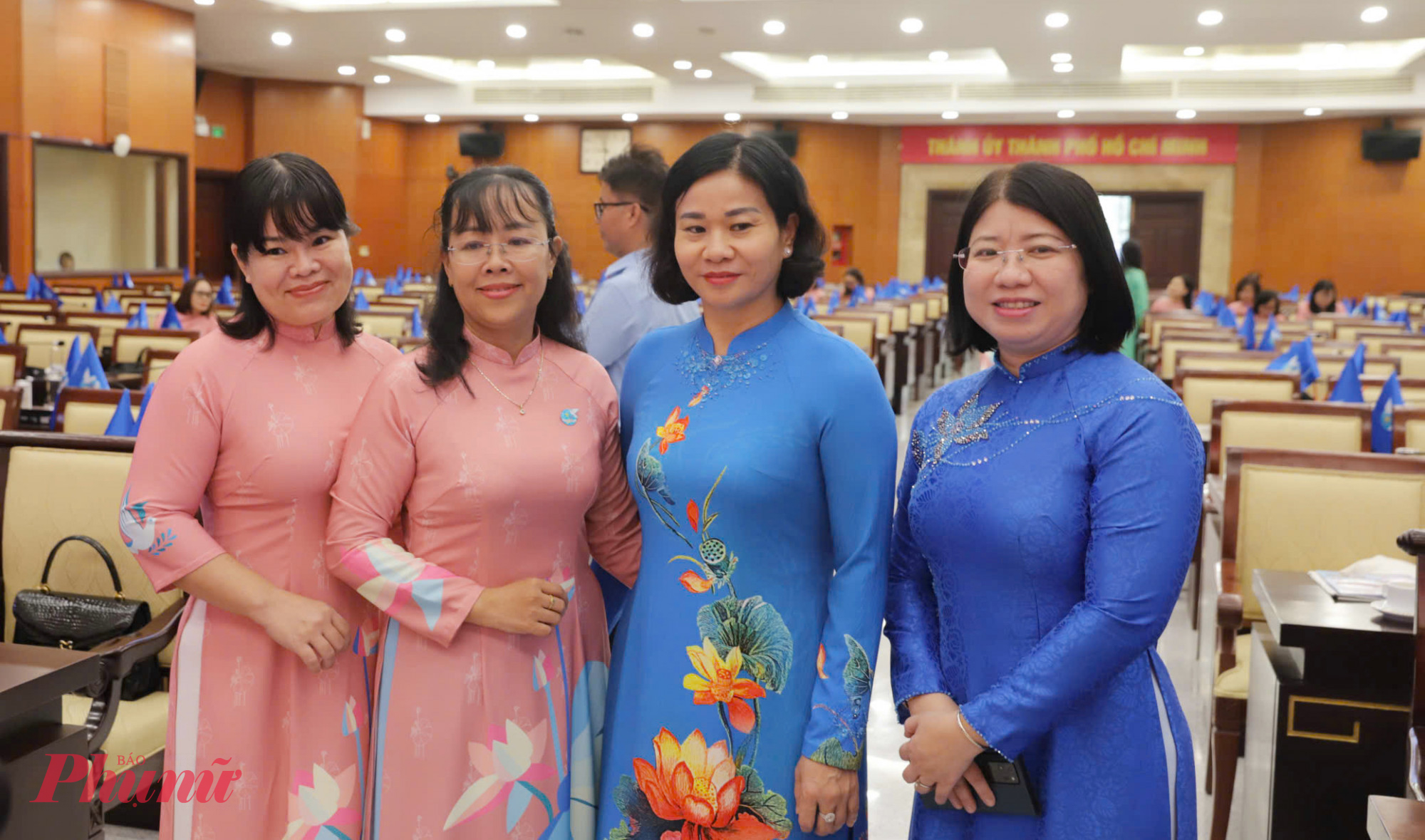 Chủ tịch Hội LHPN Việt Nam Nguyễn Thị Tuyến - chụp hình lưu niệm cùng các đại biểu tại Đại hội 