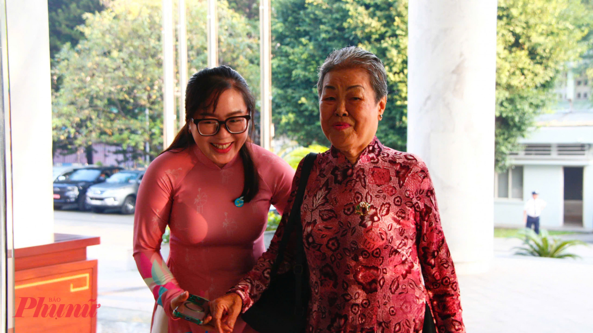 Cán bộ Hội đón tiếp đại biểu về dự Đại hội, bà Bà Bùi Thị Son (Cô Ba Son) là một nhân vật quan trọng, nguyên Phó Chủ tịch Hội Liên hiệp Phụ nữ (LHPN) TPHCM, 