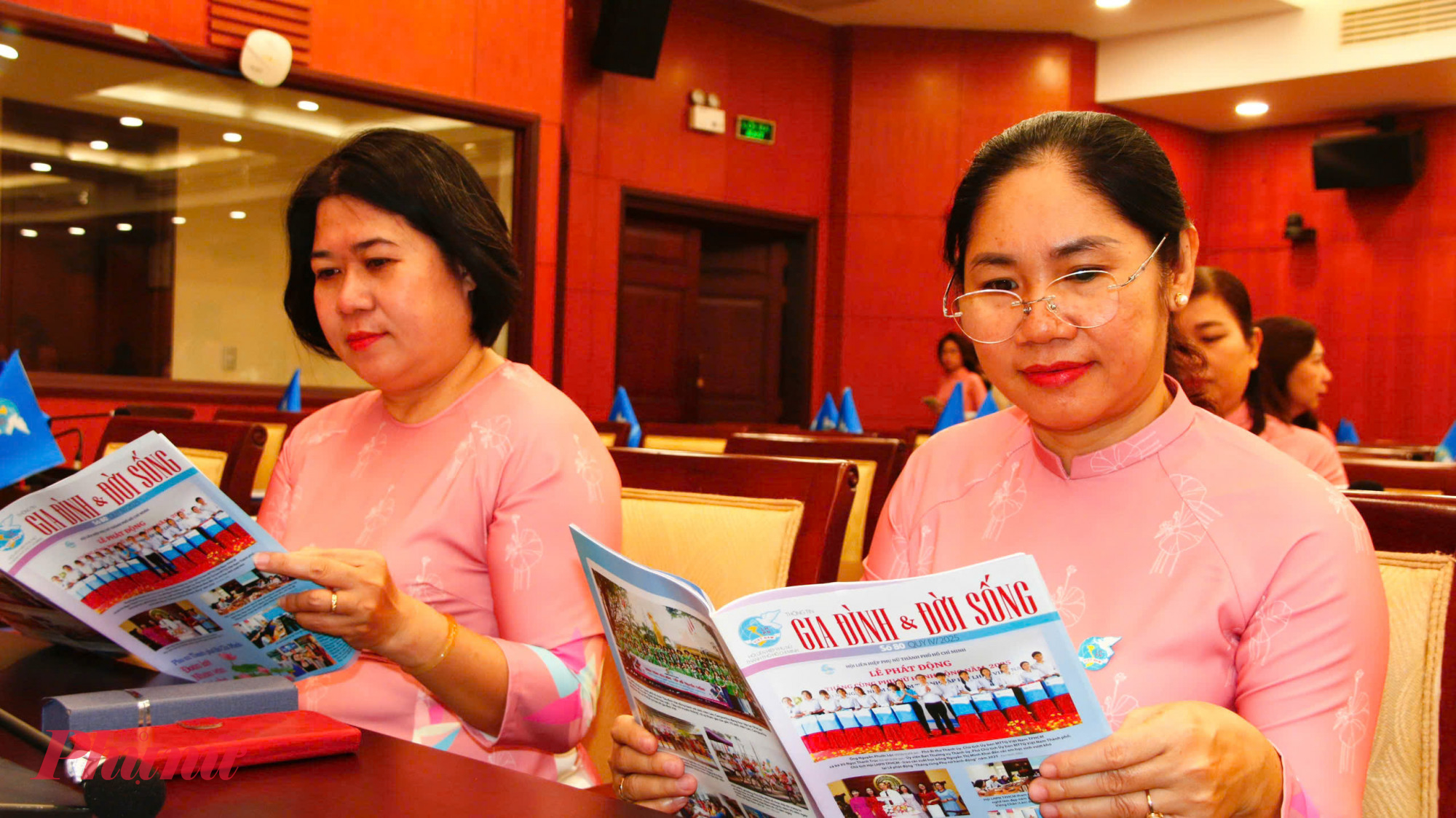 Đại biểu cùng đọc các thông tin phong trào, hoạt động Hội của cuốn Thông tin gia đình đời sống 