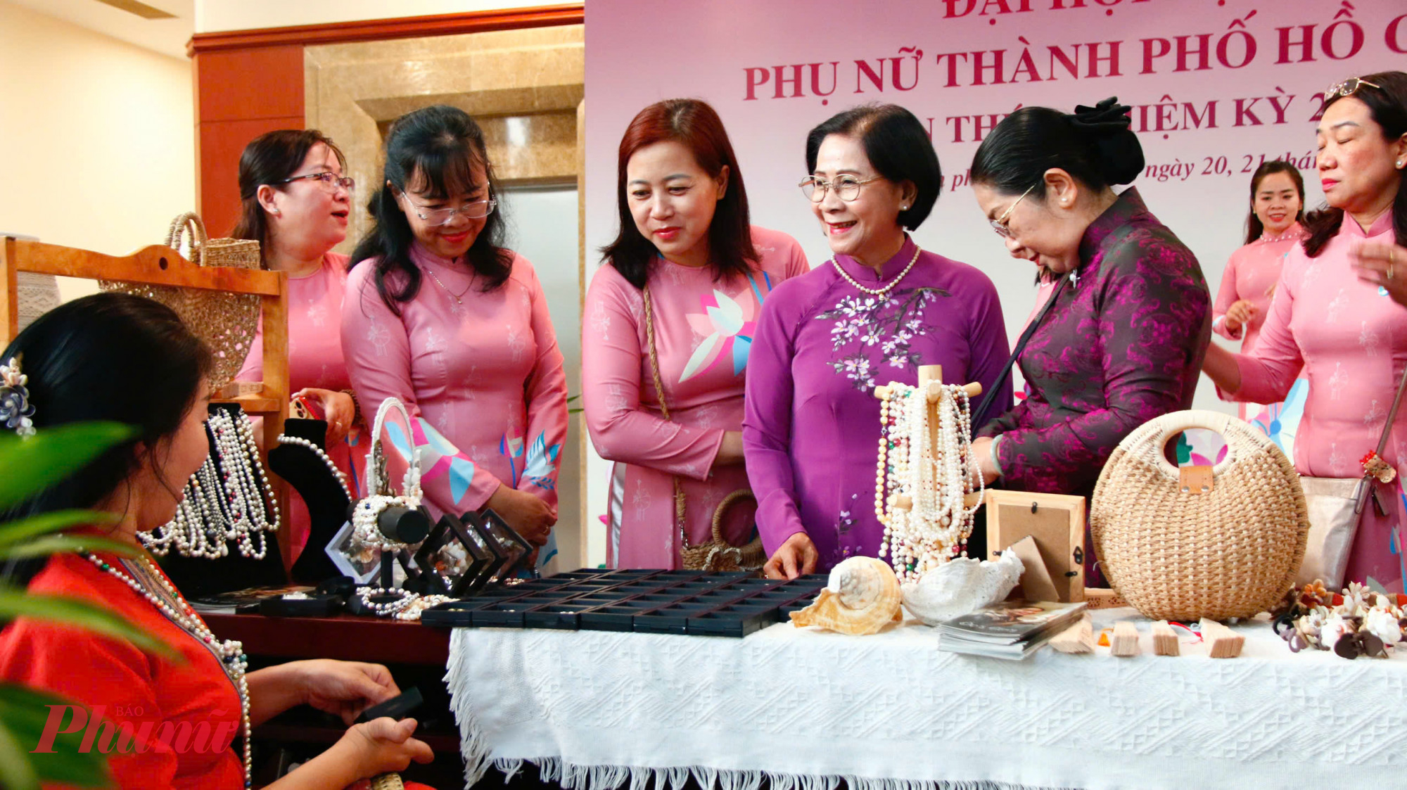 Đại biểu về dự Đại hội tham quan gian hàng giới thiệu sản phẩm khởi nghiệp 