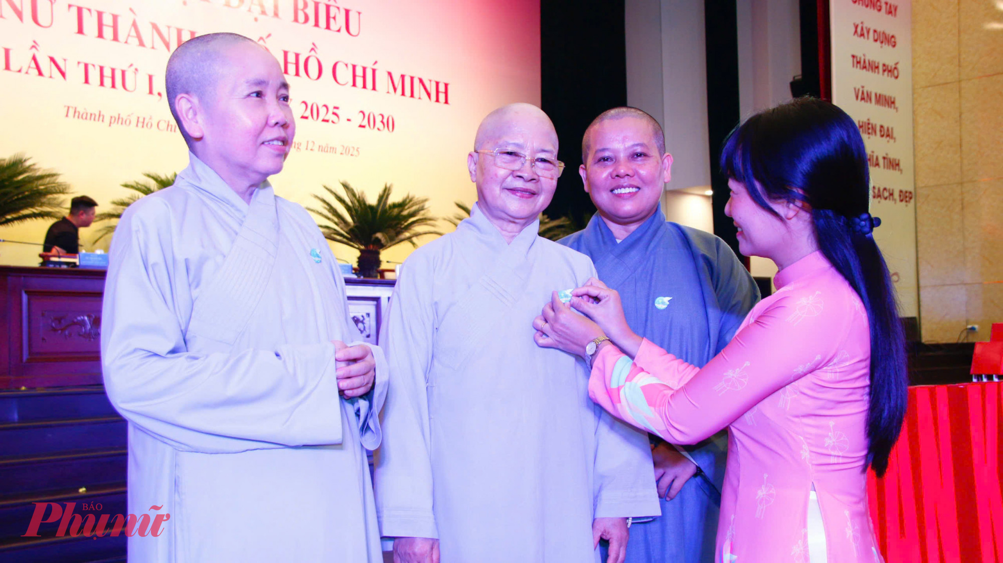 Đại biểu nữ tu phấn khởi về dự Đại hội và đeo lên ngực logo của Hội LHPN  Việt Nam 