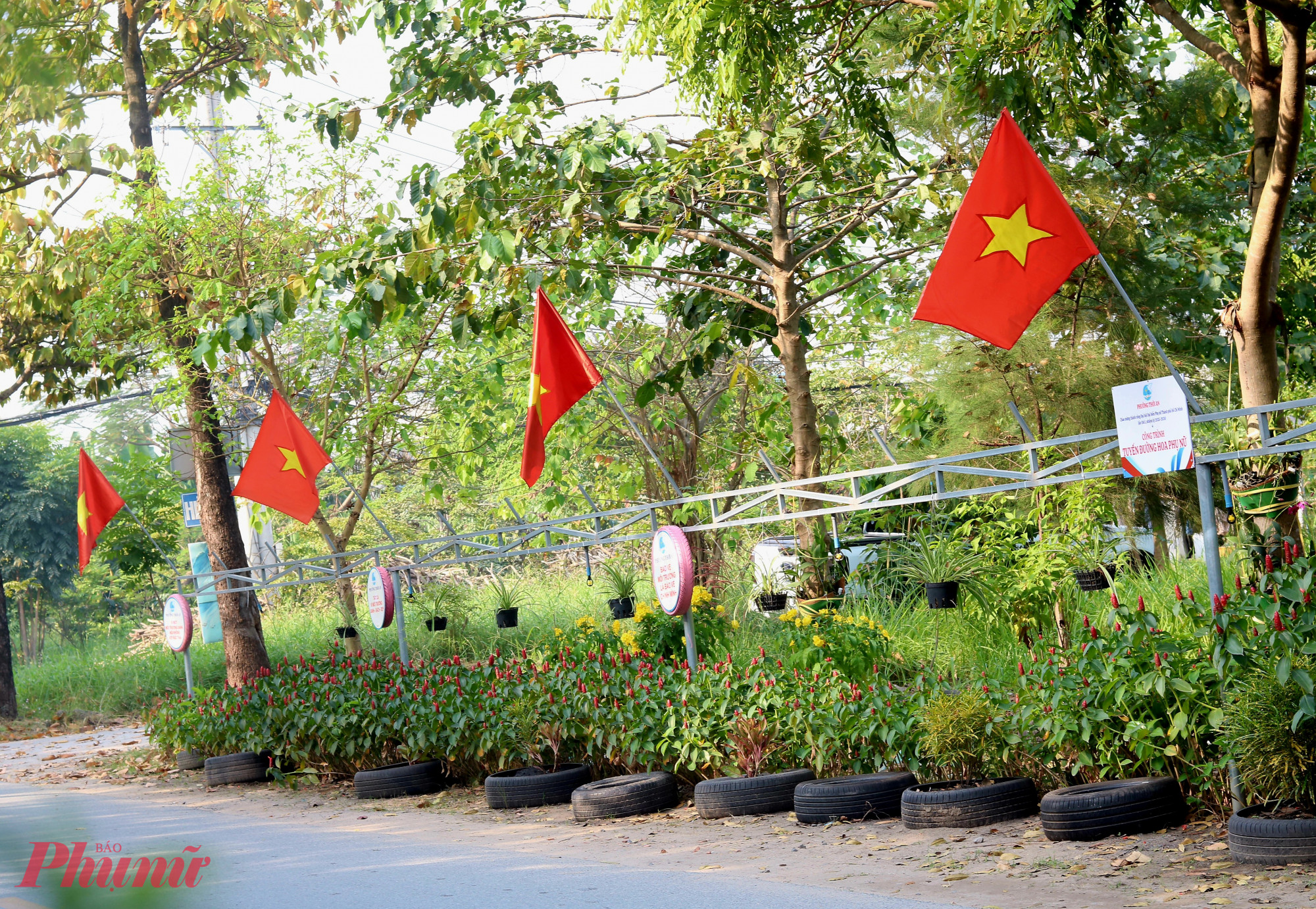 Công trình “Tuyến đường hoa phụ nữ” tại đường Thạnh Xuân 14 của Hội LHPN phường Thới An - Ảnh: Mẫn Nhi