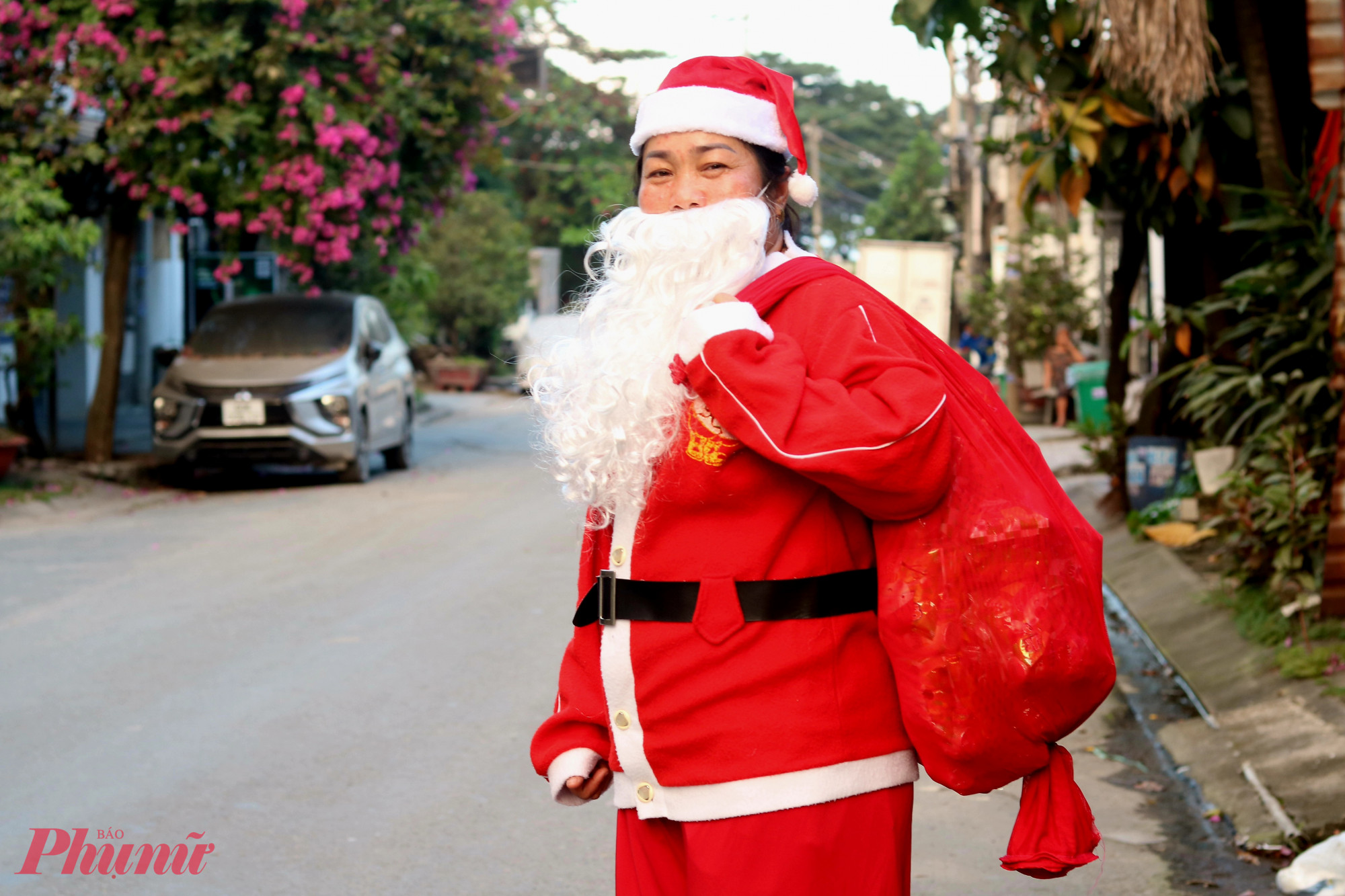“Ông già Noel” Phạm Thị Ngọc Diệp với túi quà nặng trĩu trên vai - Ảnh: Mẫn Nhi