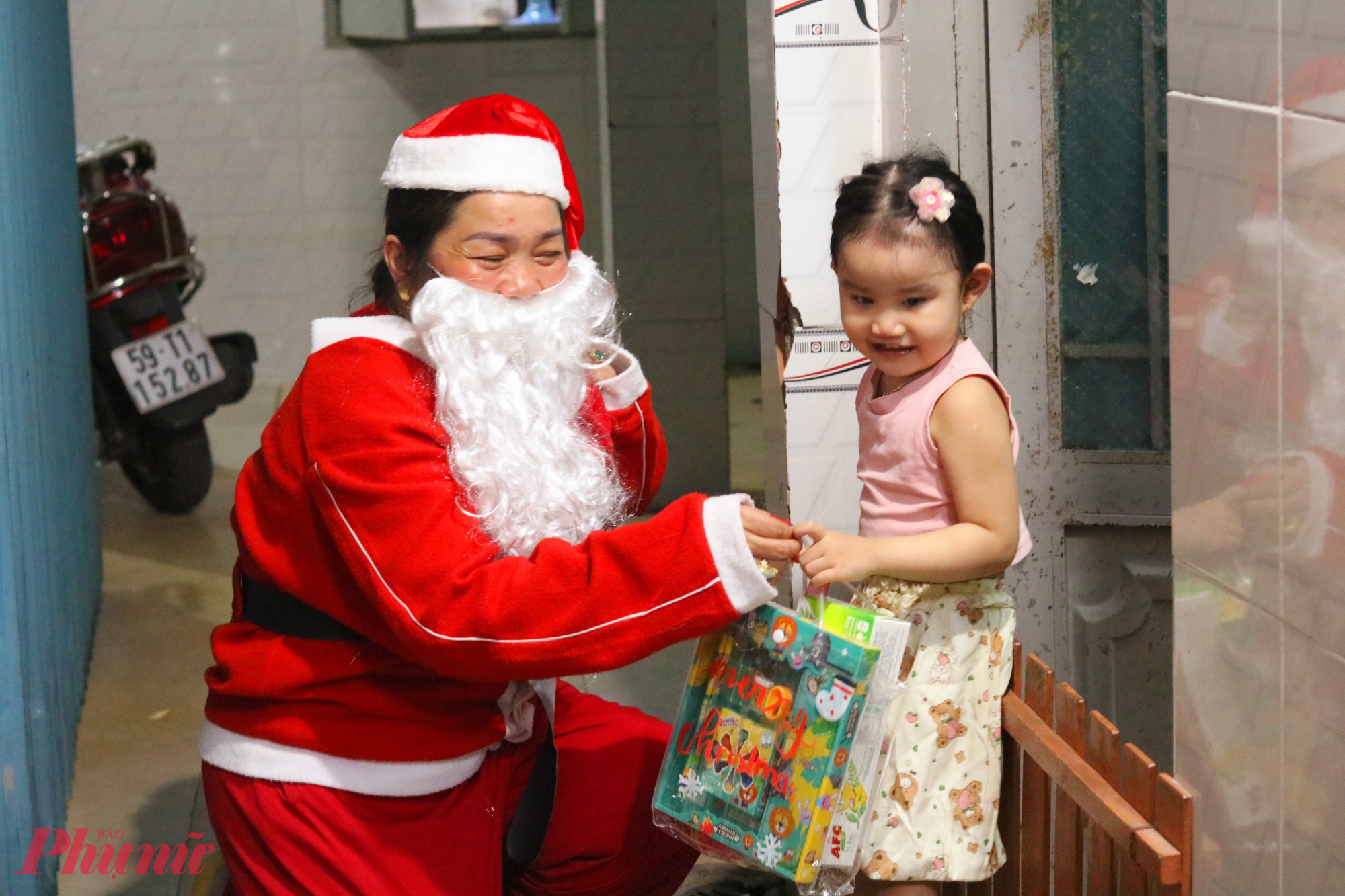 Món quà Giáng sinh bất ngờ đến với những em nhỏ trong các khu nhà trọ trên địa bàn phường Thới An - Ảnh: Mẫn Nhi