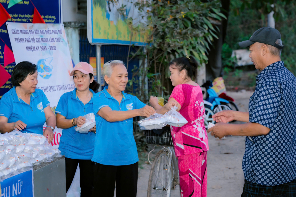 “Bữa sáng sẻ chia” đến với người lao động ở phường Thuận Giao - Ảnh: Hội LHPN phường Thuận Giao