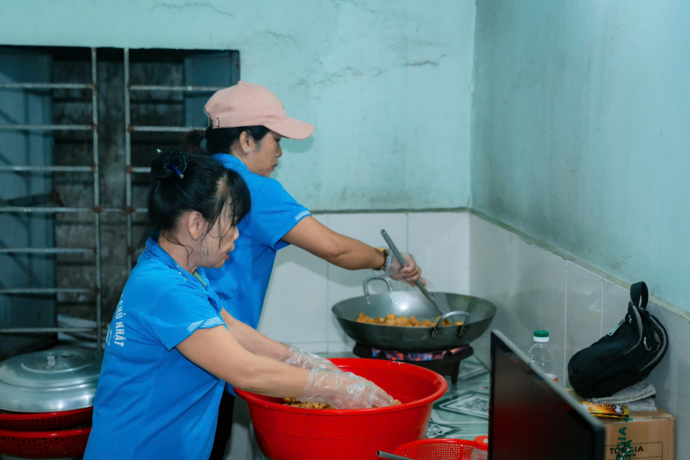 Cán bộ, hội viên phụ nữ phường Thuận Giao cùng chuẩn bị bữa sáng tặng người lao động trên địa bàn - Ảnh: Hội LHPN phường Thuận Giao