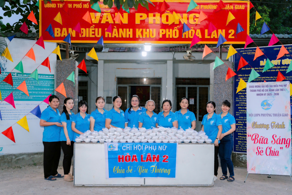 Hoạt động phát suất ăn được tổ chức tại văn phòng khu phố Hòa Lân 2 - Ảnh: Hội LHPN phường Thuận Giao