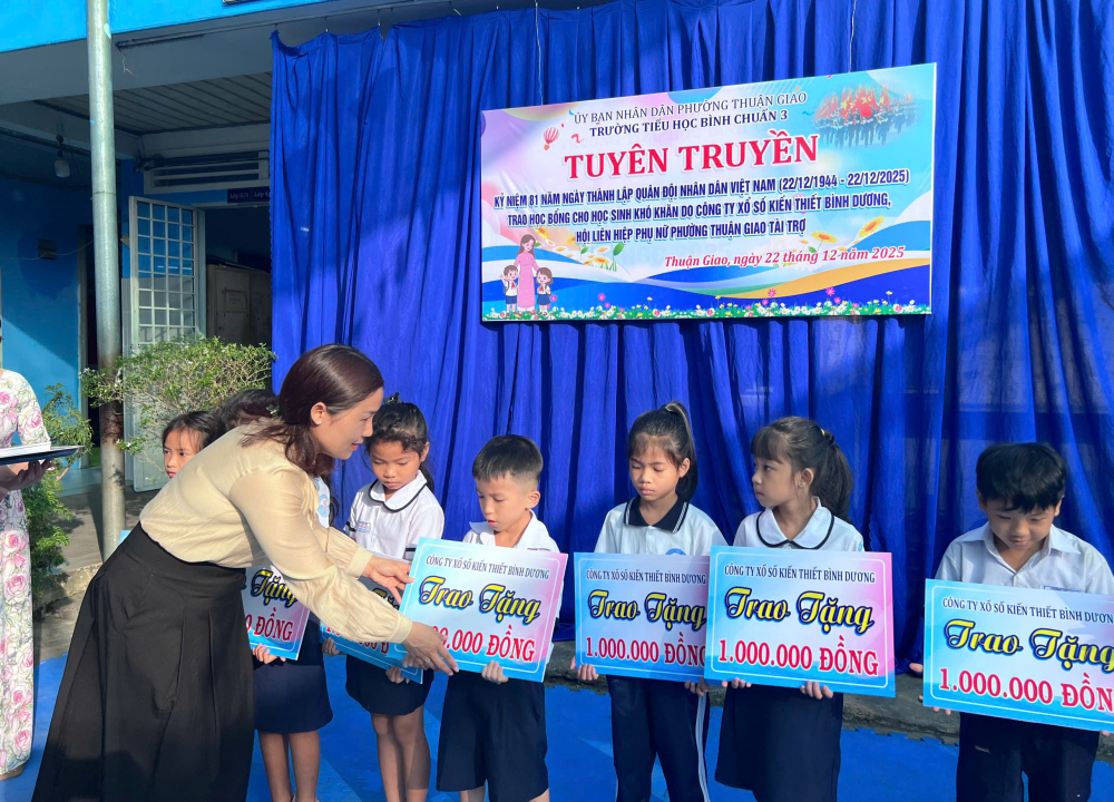 Bà Tôn Thị Ngọc Sang – Phó chủ tịch Ủy ban MTTQ Việt Nam phường Thuận Giao, Chủ tịch Hội LHPN phường – trao học bổng đến các em học sinh - Ảnh: Hội LHPN phường Thuận Giao 