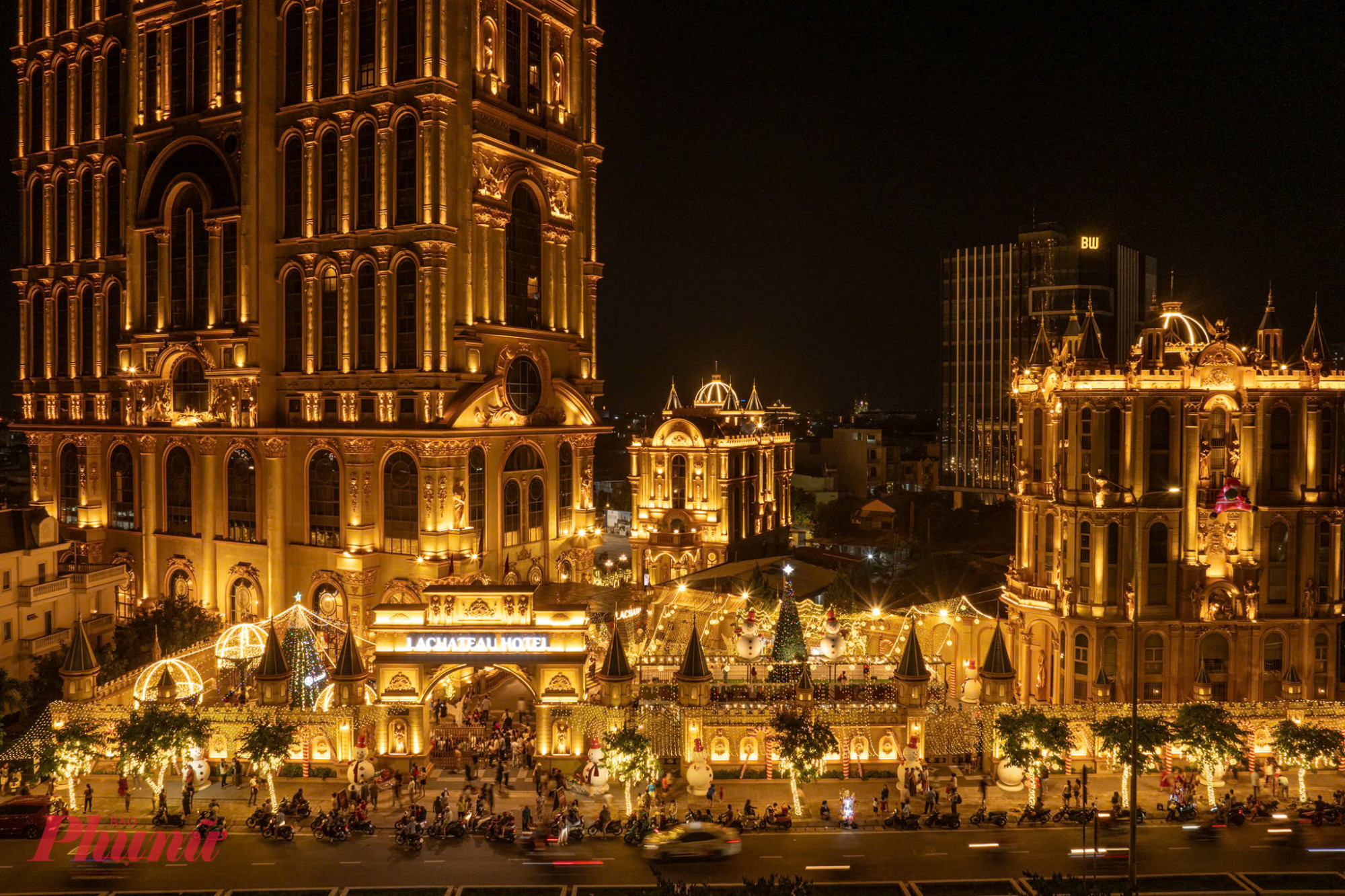 Từ chiều tối, khu vực phía trước khách sạn trở nên nhộn nhịp khi hệ thống đèn LED tông vàng ấm được thắp sáng từ 17h30, phủ kín toàn bộ khuôn viên rộng lớn. Nhìn từ xa, tòa nhà nổi bật với vẻ ngoài lộng lẫy, được nhiều người ví như “lâu đài châu Âu” giữa lòng đô thị. Trên mạng xã hội, hình ảnh khách sạn lung linh ánh sáng, tựa như được “dát vàng”, nhanh chóng lan truyền và thu hút sự tò mò của cộng đồng.