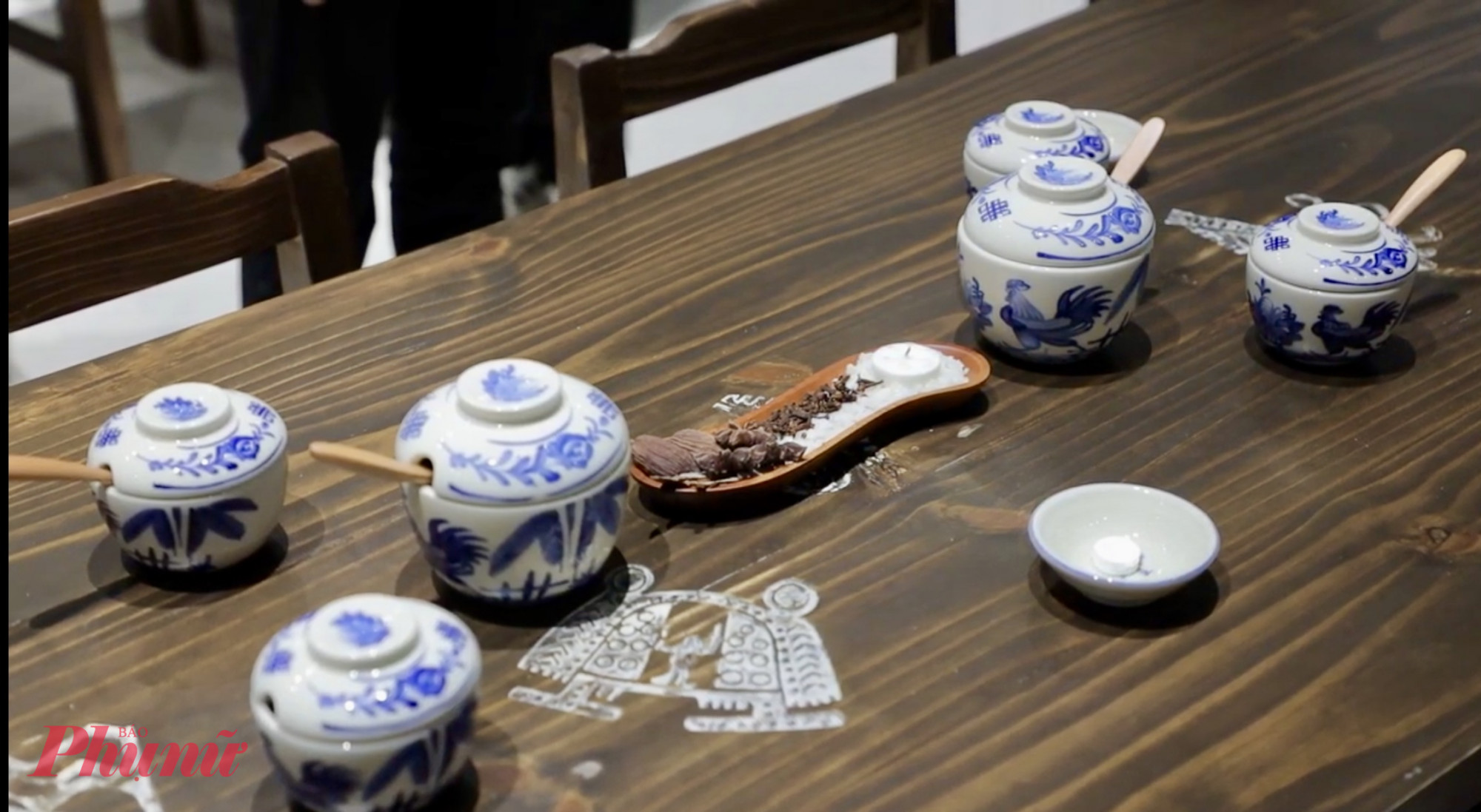 Rời phòng chiếu, du khách bước vào không gian thực hành phở, nơi các nghệ nhân trực tiếp trình diễn những công đoạn làm phở truyền thống. Từ tráng bánh, cắt sợi, chuẩn bị nguyên liệu, tất cả đều được tái hiện sinh động. Các bối cảnh trải nghiệm sẽ được thay đổi định kỳ 2–3 tháng/lần để tạo sự mới mẻ. Mô hình đầu tiên là không gian lúa nước, giới thiệu hạt gạo - nguyên liệu nền tảng làm nên bánh phở.