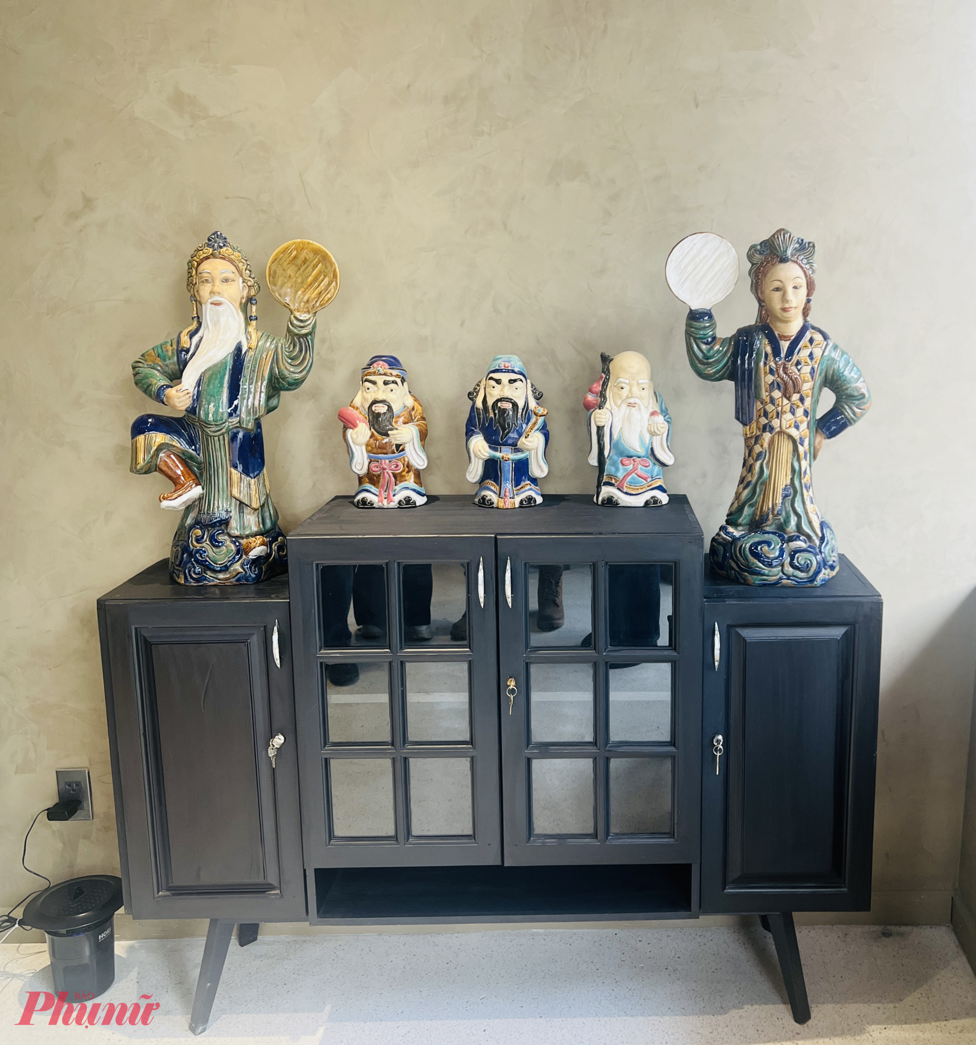 Tại đây, 209 hiện vật liên quan đến phở ba miền được sưu tập và phục dựng công phu: từ bát, chén gốm, bát chiết yêu của các lò gốm Bát Tràng, Biên Hòa, Bình Dương, Hội An; đến nồi nấu phở, dụng cụ chế biến, tranh ảnh nghệ thuật ẩm thực. Đặc biệt, gánh phở xưa của nghệ nhân Văn Cù được phục dựng, gợi lại ký ức về những gánh phở rong một thời – hình ảnh quen thuộc trong đời sống đô thị Việt Nam đầu thế kỷ XX.