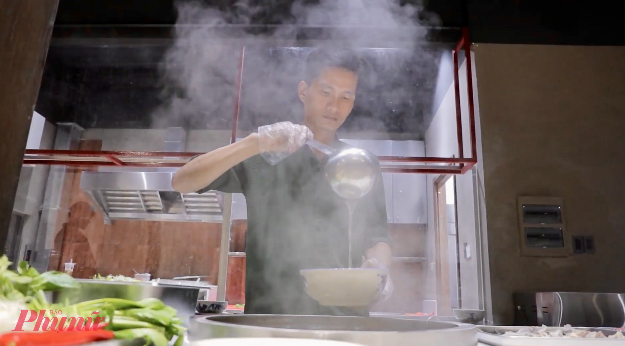 Lý giải về mức giá, ông Lê Nhật Thanh cho biết, đơn vị đã khảo sát mặt bằng giá các dịch vụ tương đồng và hàng quán khu vực trung tâm. “Chúng tôi không mở bảo tàng để bán phở, mà để kể câu chuyện phở ra thế giới, góp phần định vị phở Việt như một giá trị văn hóa”, ông nhấn mạnh.