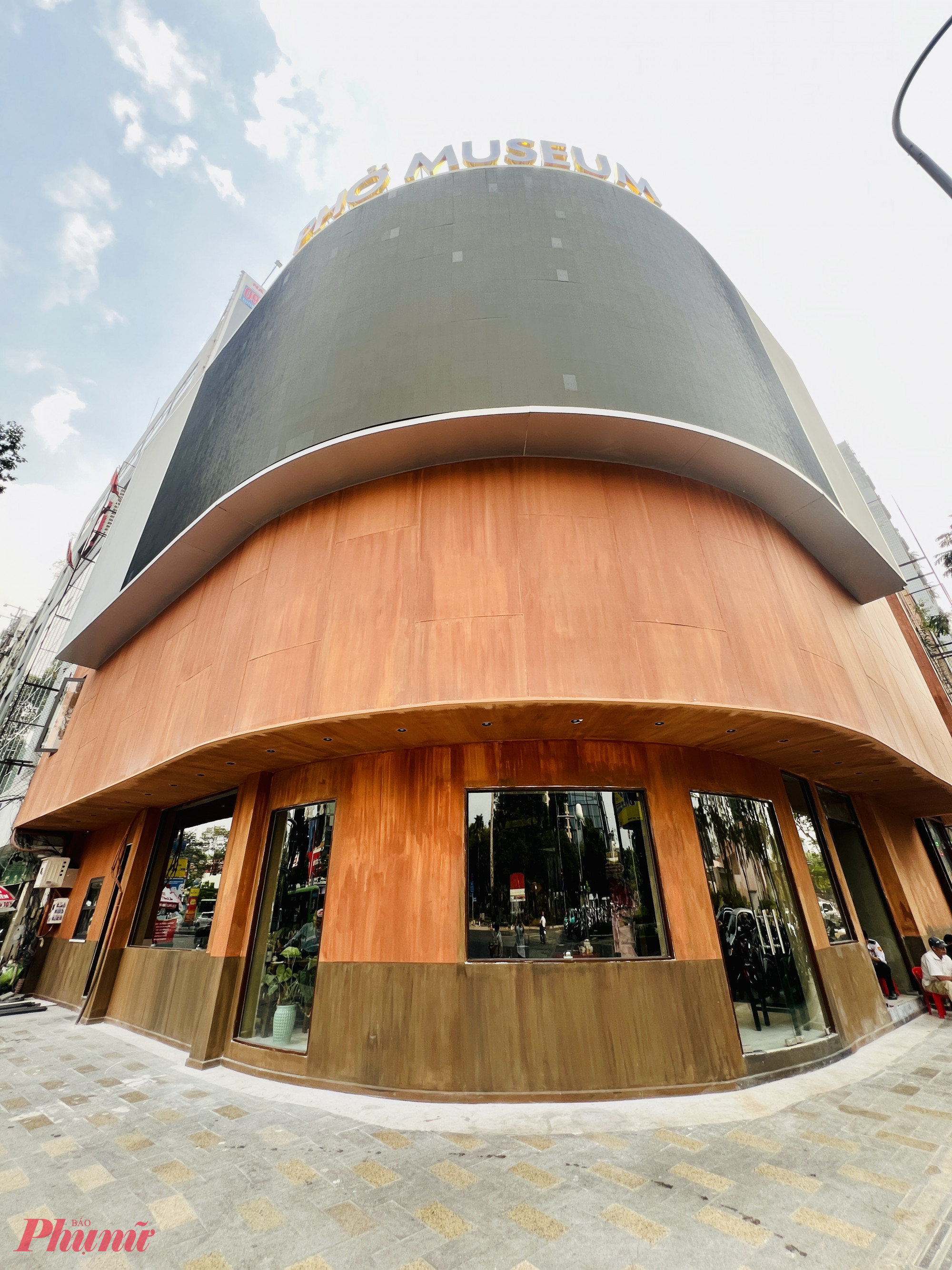 Theo ghi nhận của phóng viên Báo Phụ nữ TPHCM, Bảo tàng Phở (Phở Museum) có diện tích khoảng 800 m², tọa lạc trên đường Nguyễn Thái Học (phường Bến Thành), ngay cạnh công viên 29/9 – khu vực sôi động, tập trung đông du khách quốc tế. Không gian bảo tàng hiện đang trong giai đoạn hoàn thiện cuối cùng, được kỳ vọng trở thành điểm đến ẩm thực mới, thu hút khách trong và ngoài nước đến TPHCM.