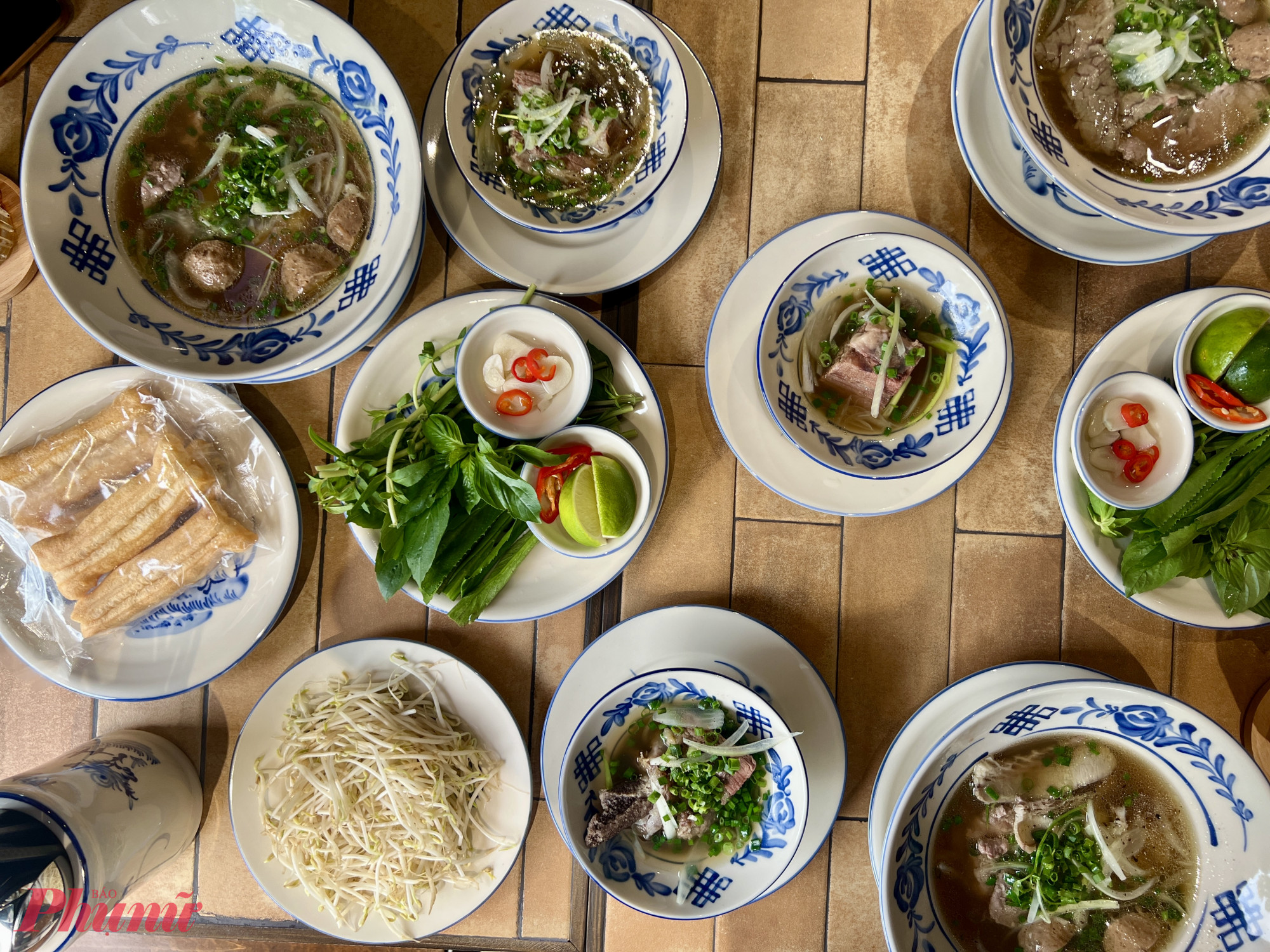 Theo giới thiệu, nước dùng là sự kết hợp tinh hoa phở ba miền, được tinh chỉnh theo khẩu vị Nam Bộ. Bánh phở lấy từ lò làm bánh phở truyền thống Nguyễn Bính – một trong những lò lâu đời tại TPHCM. Đáng chú ý, thịt bò được nuôi riêng theo công nghệ Nhật Bản tại Ba Vì, trước khi xuất chuồng được cho ăn ngũ cốc và nghe nhạc thư giãn trong hai tuần, nhằm đảm bảo độ mềm và chất lượng thịt.