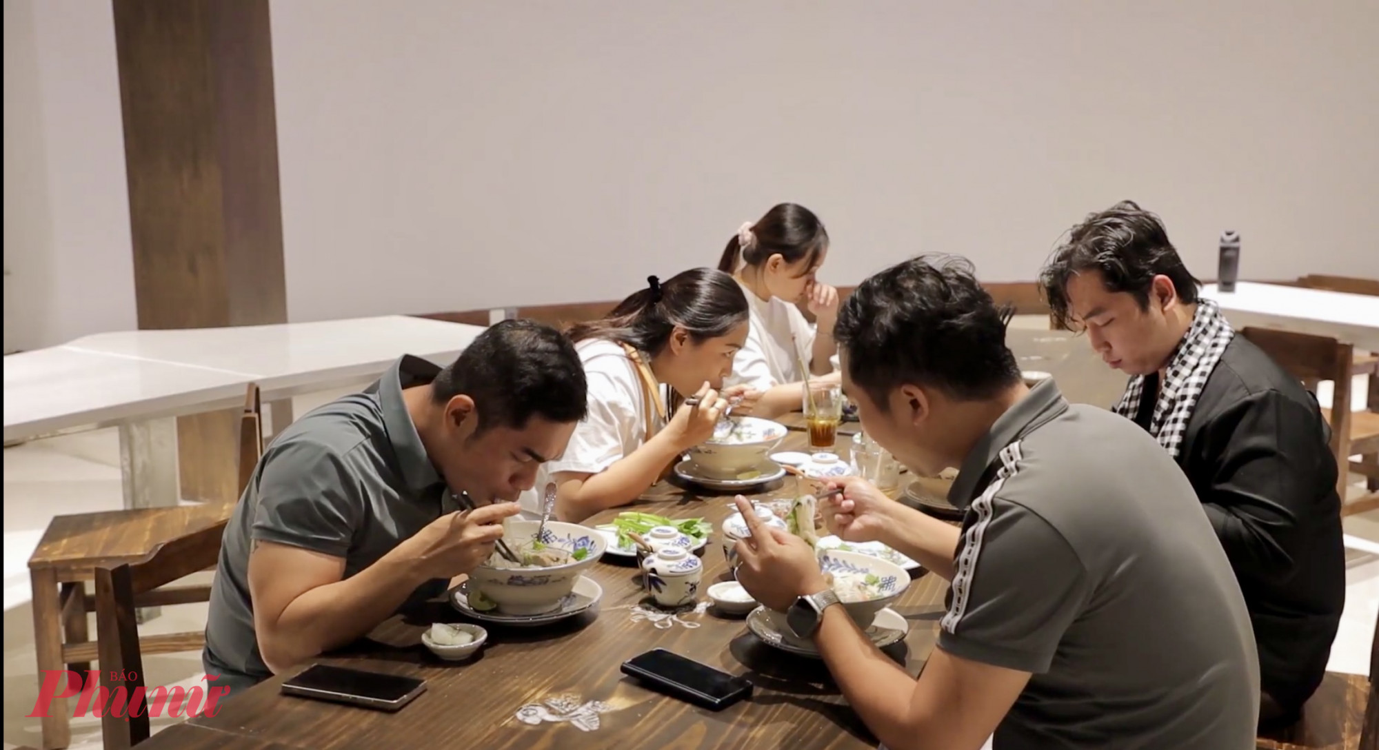 Giá tour trọn gói là 750.000 đồng/người lớn, 500.000 đồng/trẻ em, bao gồm tham quan, quà lưu niệm và thưởng thức bát phở đặc biệt. Riêng khách không tham gia tour vẫn có thể thưởng thức phở tại quầy với giá từ 125.000 đồng/tô, tô phở bảo tàng đặc biệt giá 260.000 đồng.