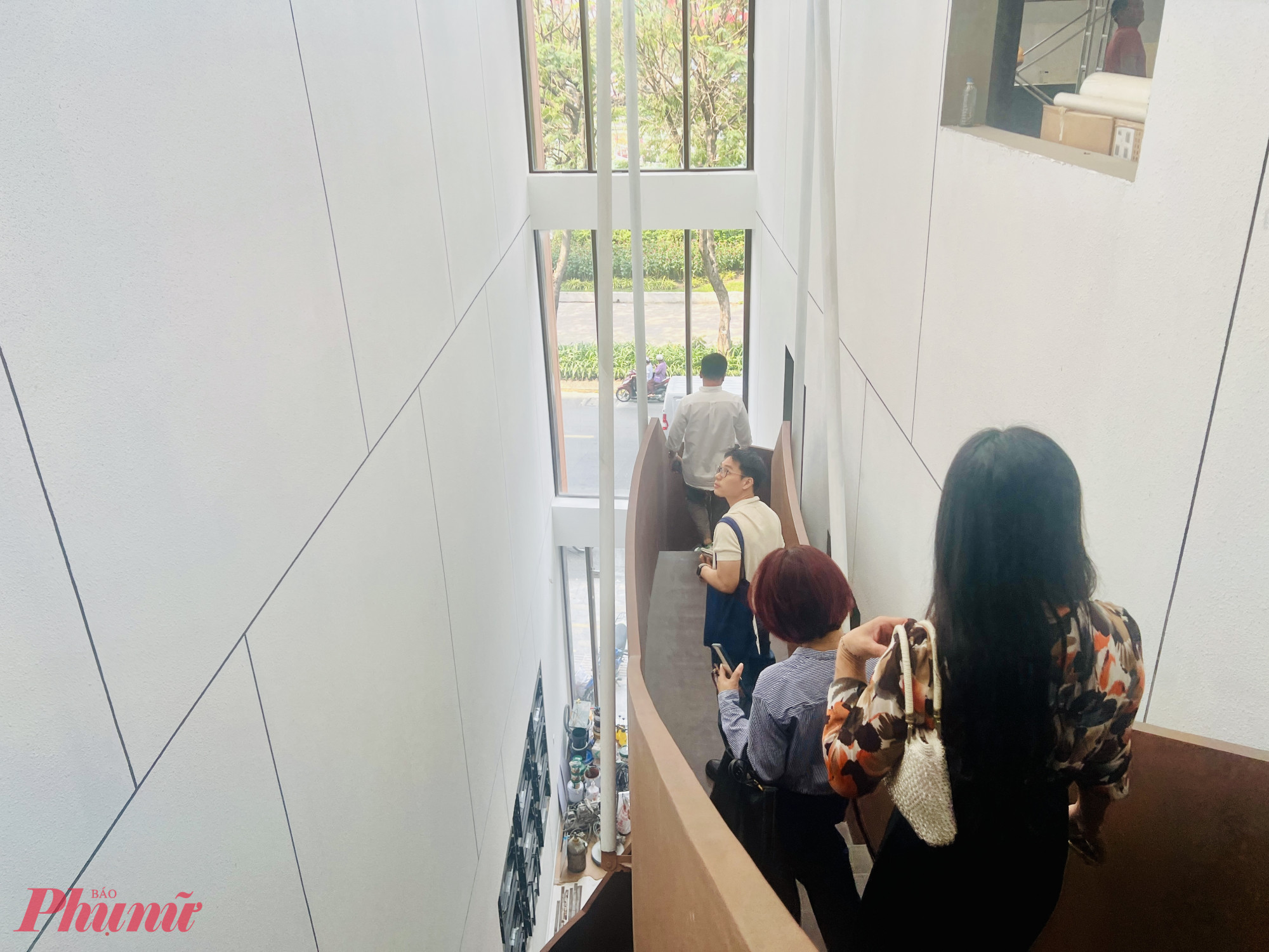 Điểm nhấn tiếp theo là cầu thang xoắn ốc dẫn xuống khu trưng bày hiện vật – không gian được xem là “trái tim” của bảo tàng. Tại đây, 209 hiện vật liên quan đến phở ba miền được sưu tập và phục dựng công phu: từ bát, chén gốm, bát chiết yêu của các lò gốm Bát Tràng, Biên Hòa, Bình Dương, Hội An; đến nồi nấu phở, dụng cụ chế biến, tranh ảnh nghệ thuật ẩm thực.  Đặc biệt, gánh phở xưa của nghệ nhân Văn Cù được phục dựng, gợi lại ký ức về những gánh phở rong một thời – hình ảnh quen thuộc trong đời sống đô thị Việt Nam đầu thế kỷ XX.