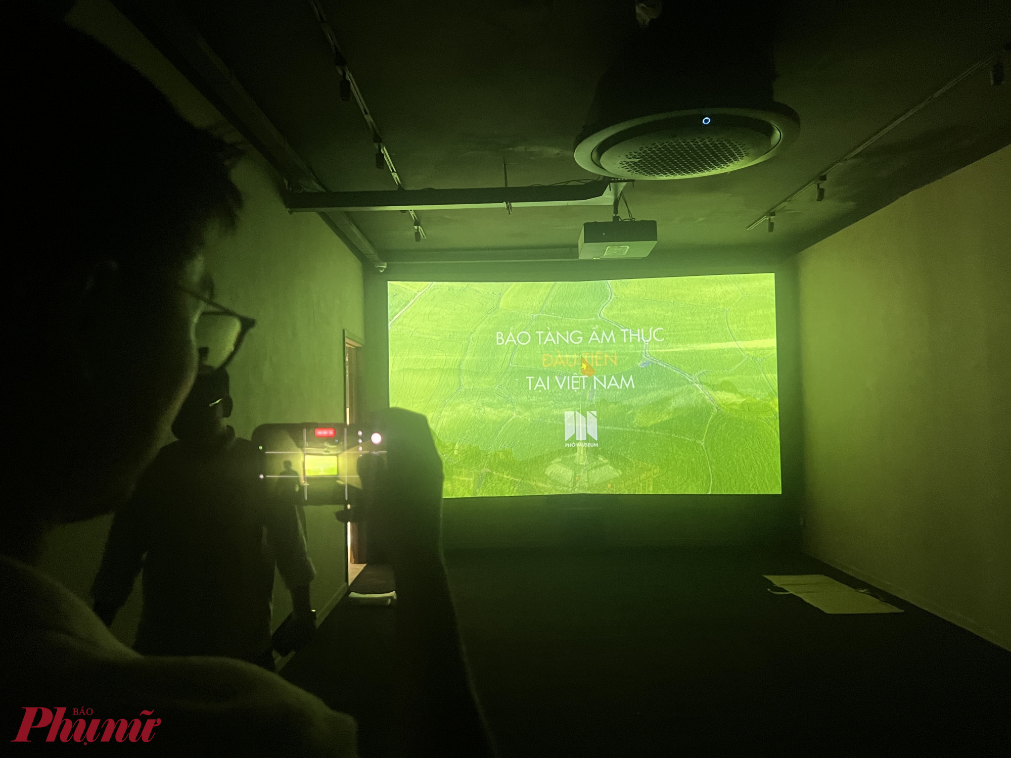 Hé lộ sớm về chương trình trải nghiệm di sản văn hóa phi vật thể quốc gia - Phở tại bảo tàng, ông Lê Nhật Thanh, nhà sáng lập Phở Museum, hành trình tham quan được thiết kế như một tour trải nghiệm trọn vẹn, kéo dài khoảng 60–75 phút. Ngay khi bước vào, du khách sẽ được đưa lên tầng 2 để xem phim tư liệu về phở, thời lượng 8–10 phút.