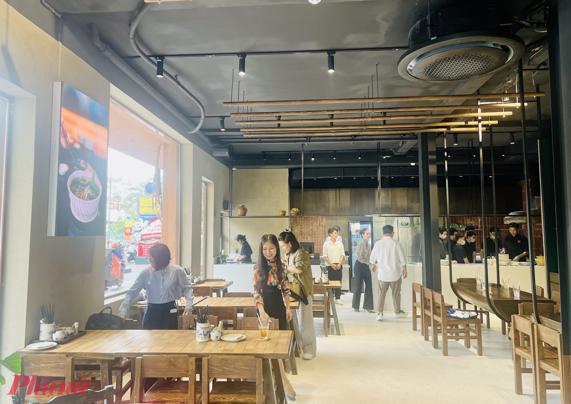 Kết thúc hành trình là khu quà lưu niệm, nơi du khách được tặng ngẫu nhiên các sản phẩm mang dấu ấn phở như móc khóa, áo thun, hoặc các sản vật địa phương. Và phần được chờ đợi nhất chính là thưởng thức bát phở đặc biệt của bảo tàng.