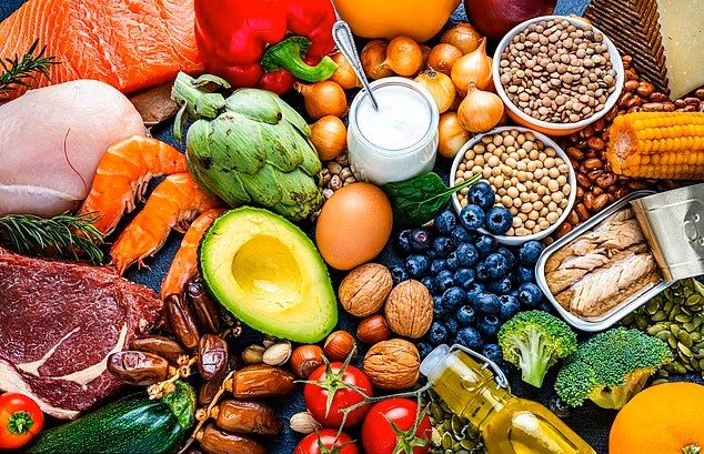 Chế độ ăn Địa Trung Hải với nhiều rau quả và dầu ô liu có thể góp phần giúp bệnh nhân ung thư kéo dài tuổi thọ - Ảnh: Getty Images