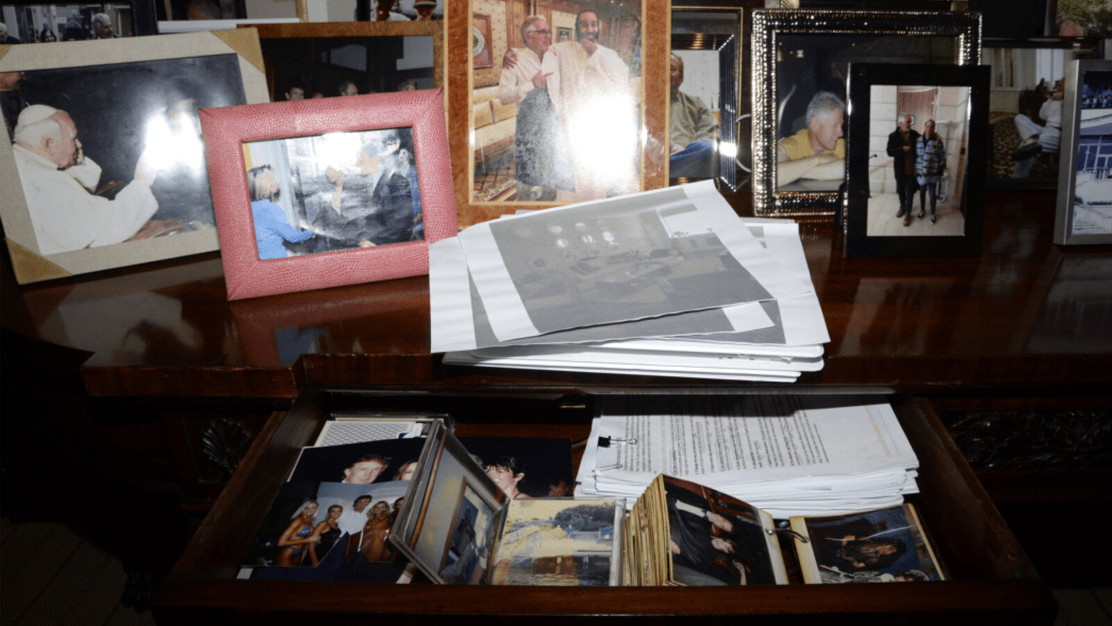bức ảnh chụp chiếc tủ credenza trong nhà của Jeffrey Epstein — trong đó có ít nhất một hình ảnh của Tổng thống Trump — nằm trong số những tài liệu đã bị gỡ khỏi trang webẢnh: NY Times