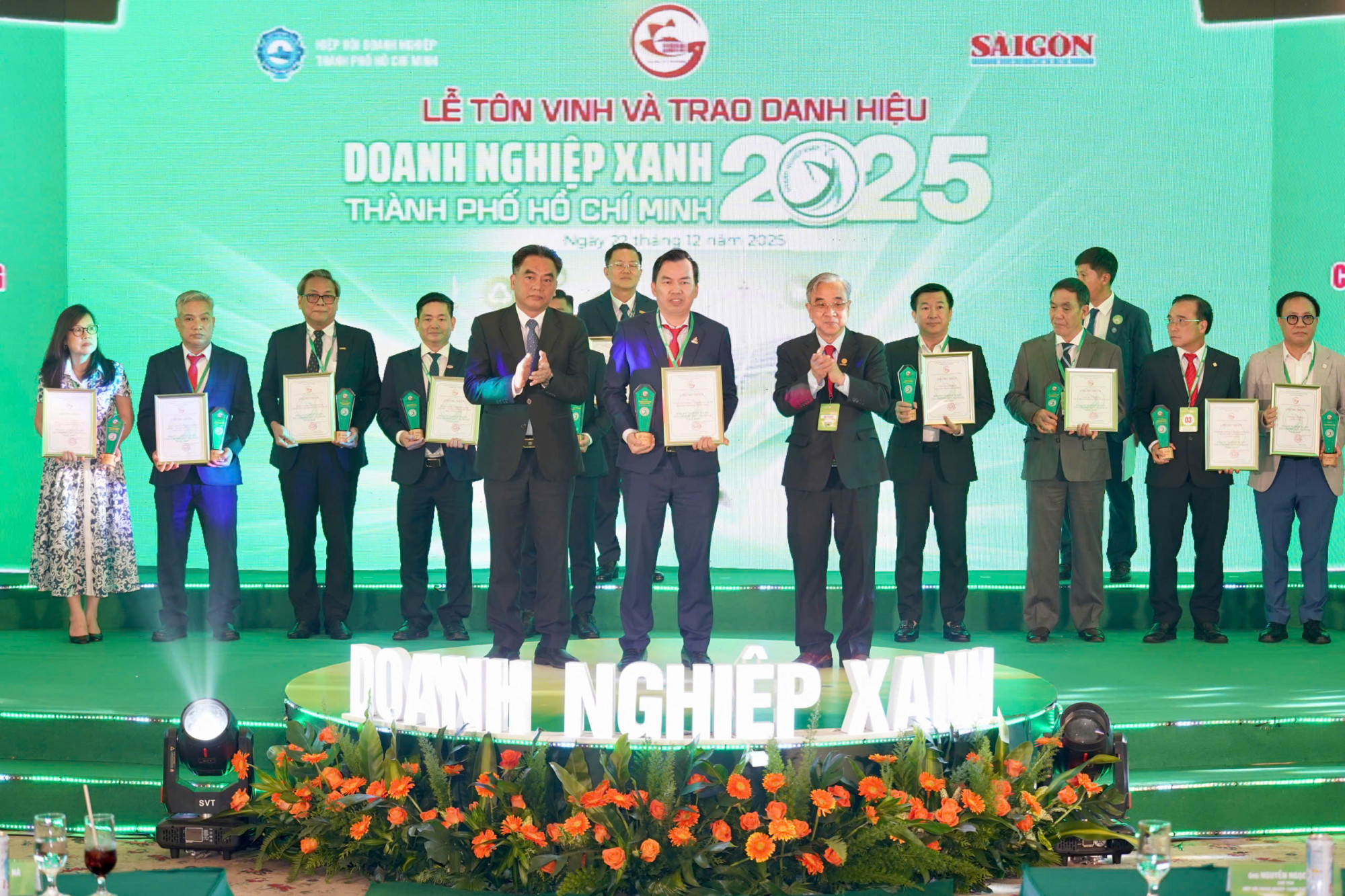 Lãnh đạo UBND TPHCM trao giải Doanh nghiệp Xanh 2025 cho các doanh nghiệp