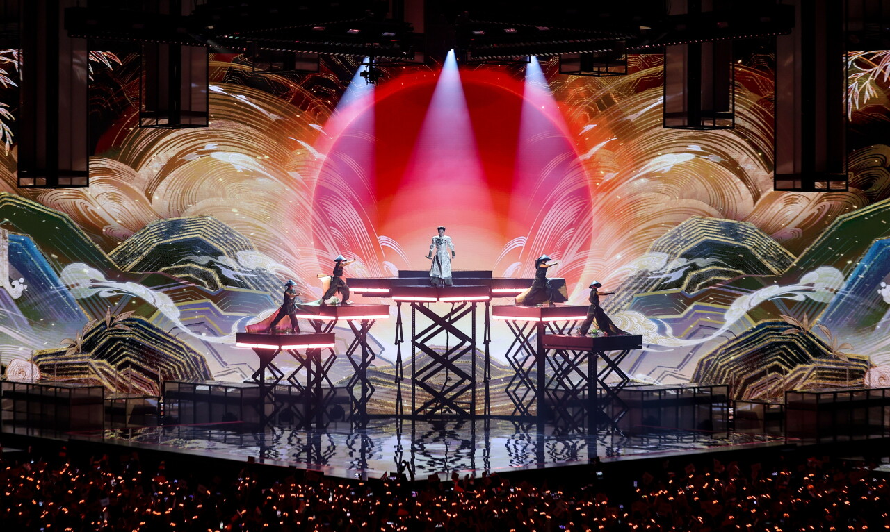 Đức Phúc trình diễn tiết mục Phù Đổng Thiên Vương