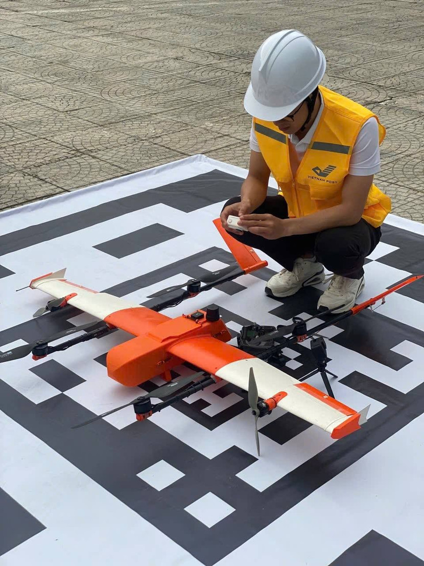 Thử nghiệm máy bay không người lái vận chuyển thuốc tại Bệnh viện Đa khoa Đức Giang - ảnh: Nguyễn Tiến