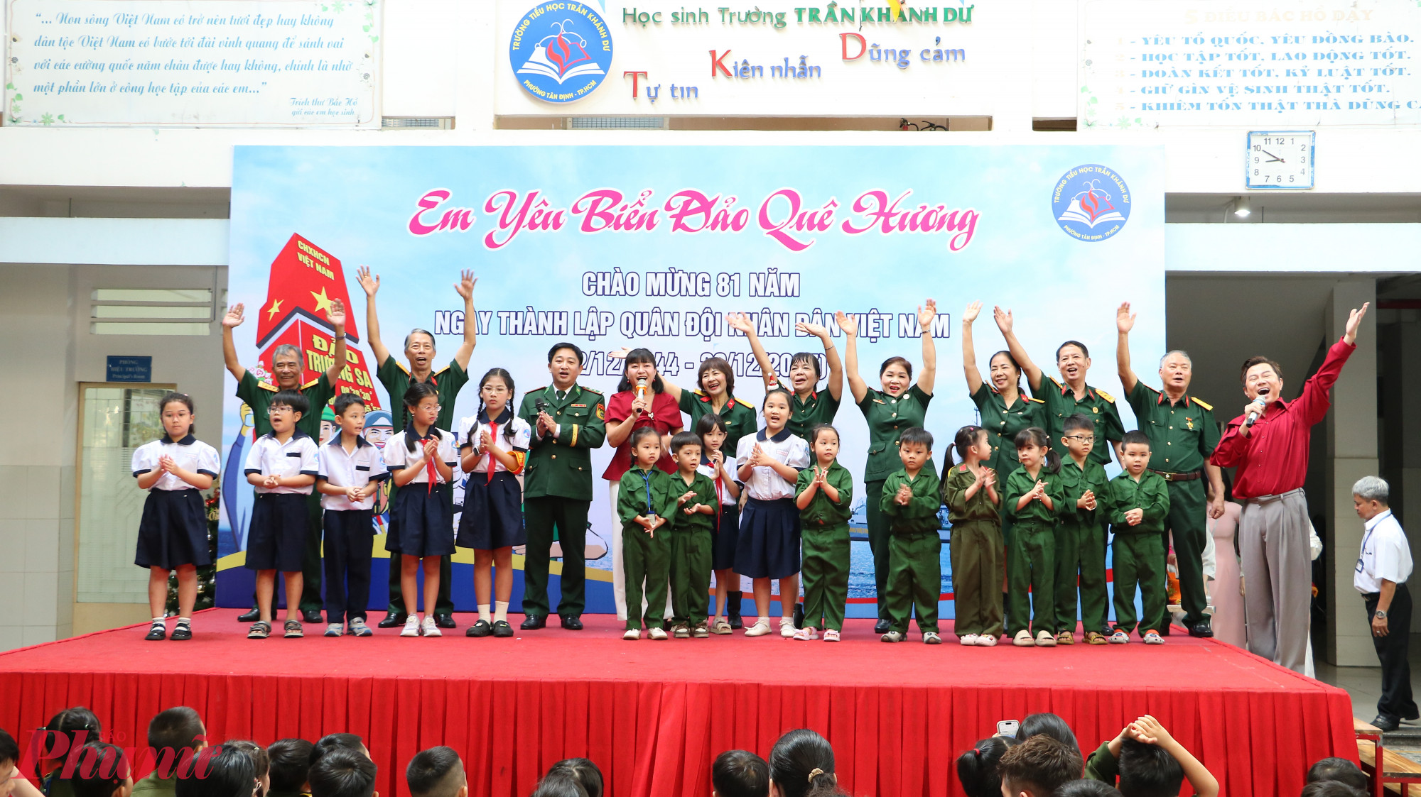 Học sinh và khách mời hòa giọng trong ca khúc Khúc quân Ca Trường Sa - Ảnh: Trang Thư