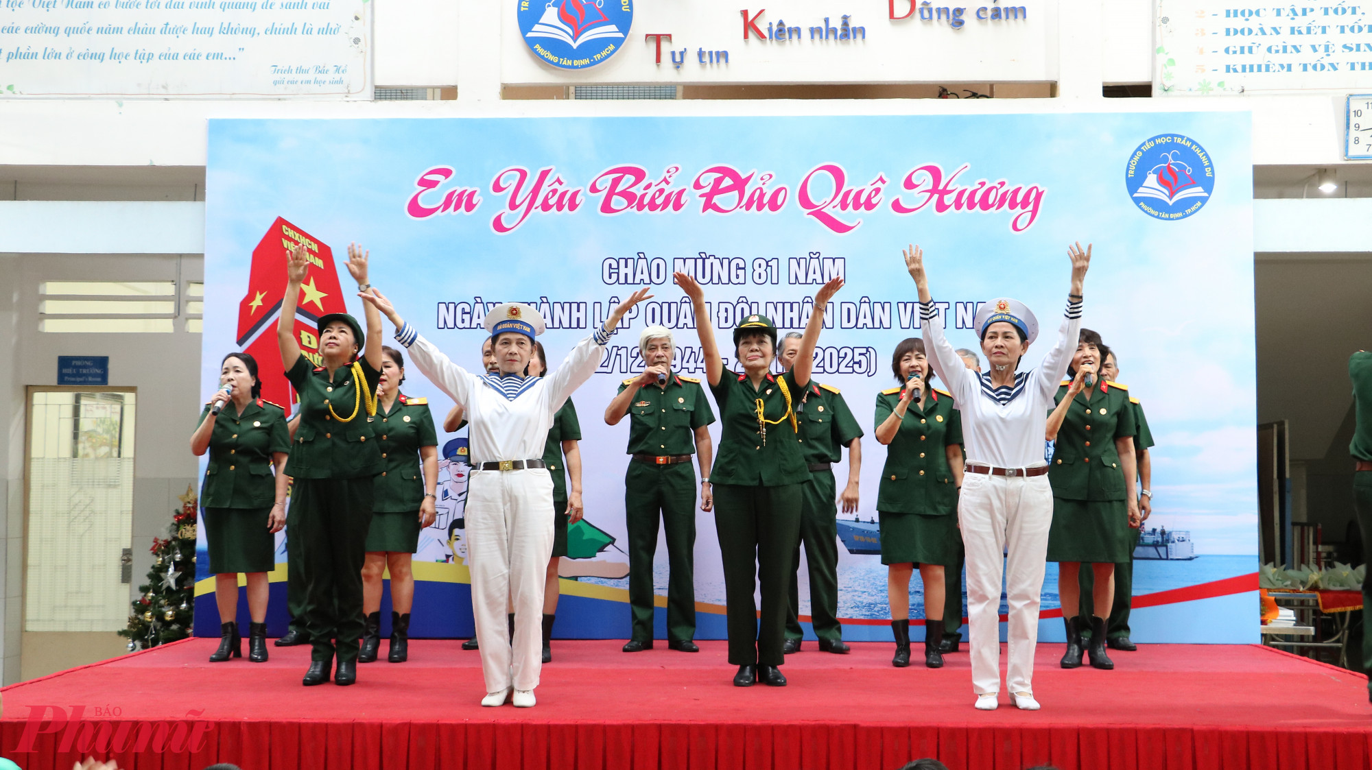 Tiết mục hợp ca Tiến bước dưới quân kỳ do CLB Văn nghệ Cựu chiến binh Đa Kao